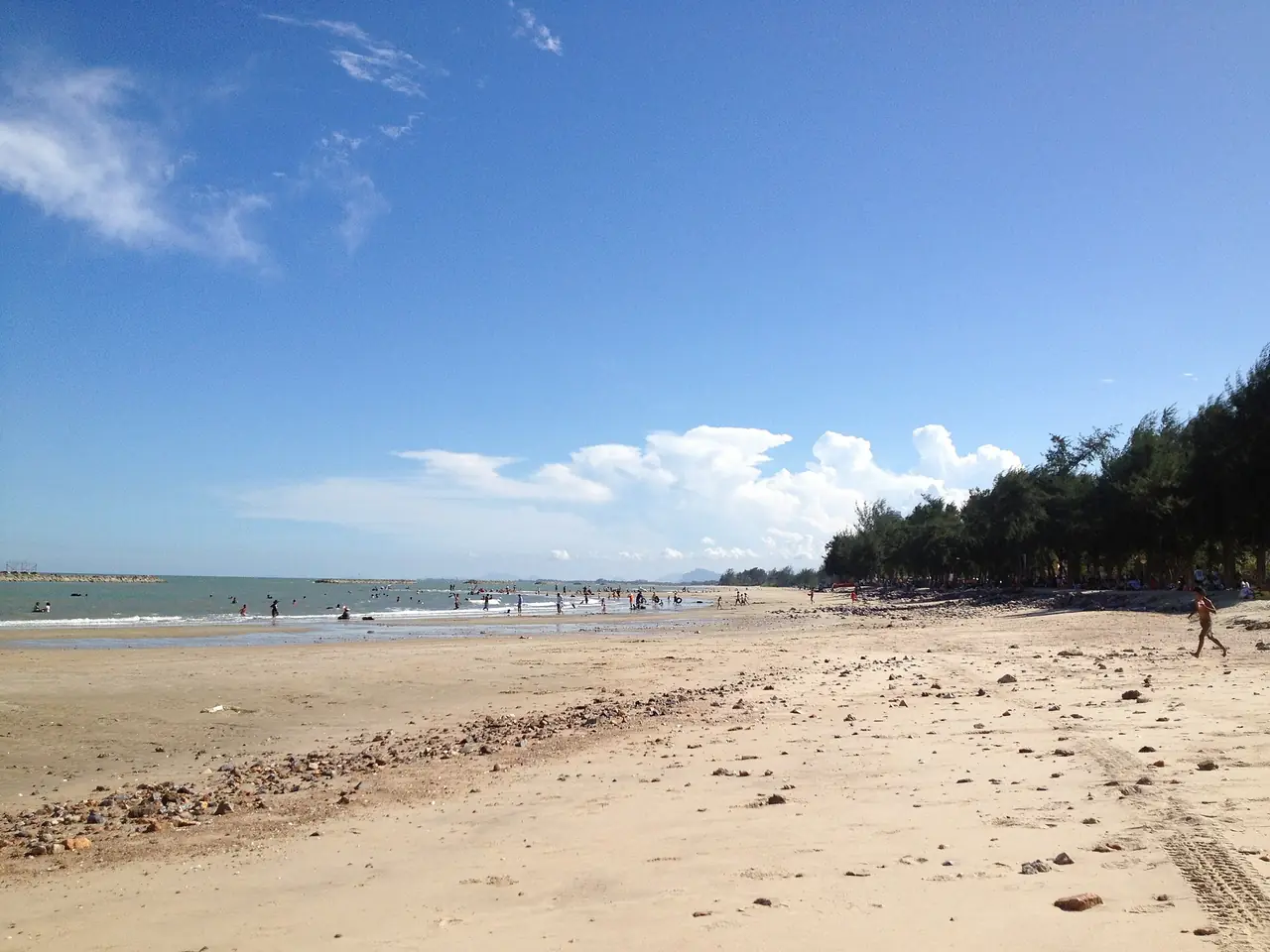 หาดเจ้าสำราญ เพชรบุรี ภาพถ่ายจาก Wikimedia Commons (easy4444, CC BY 3.0) ภาพเก่าจาก panoramio