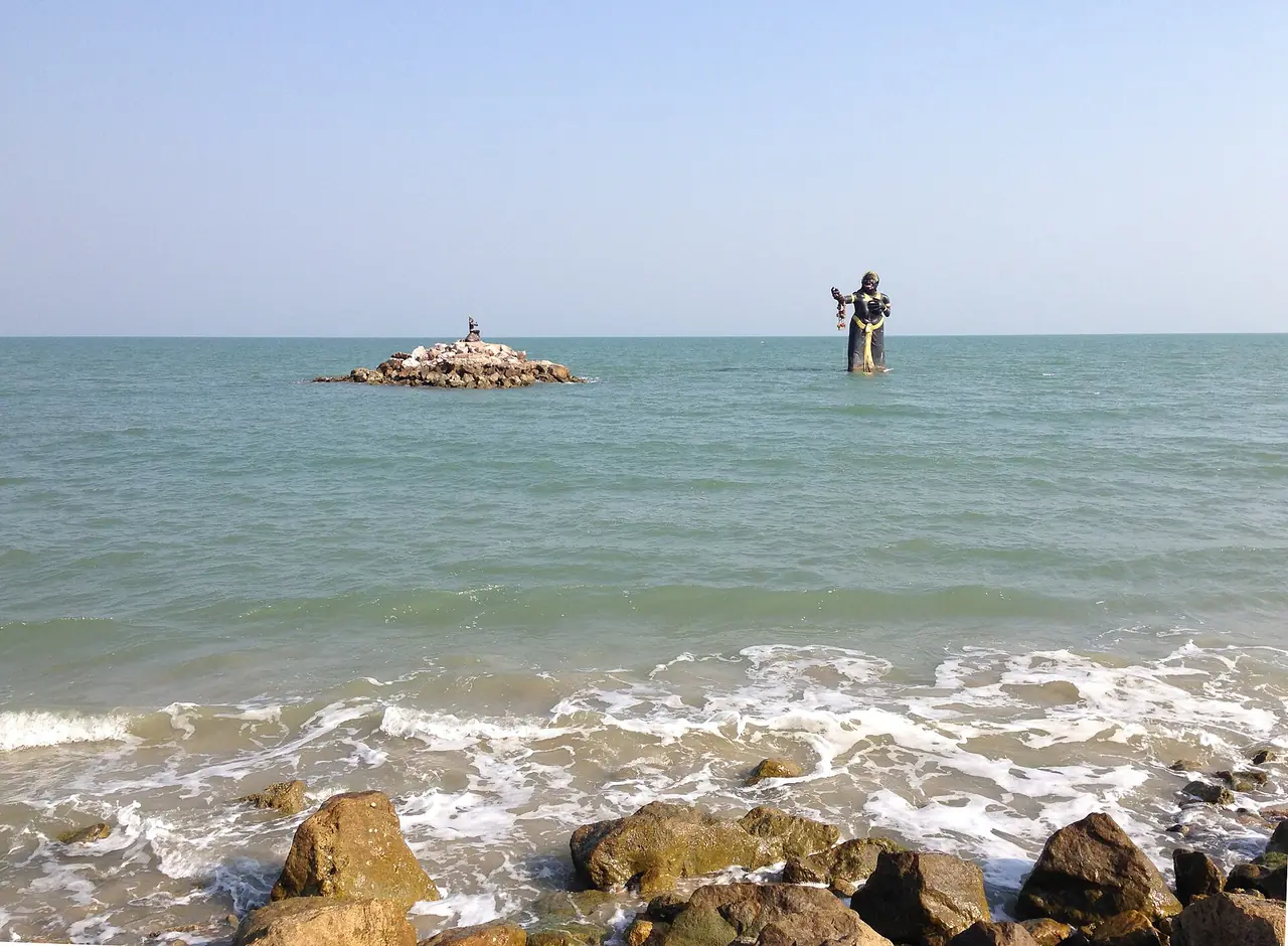 ชายหาดปึกเตียน มีรูปปั้นในน้ำและก้อนหิน ภาพถ่ายจาก Wikimedia Commons (Bundit Sincharoen, CC BY 3.0) ภาพเก่าจาก panoramio