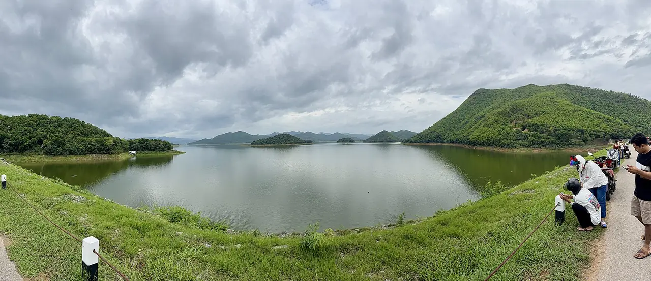 อ่างเก็บน้ำเขื่อนแก่งกระจาน ภาพพาโนรามาจาก Wikimedia Commons (Slyronit, CC BY-SA 4.0)