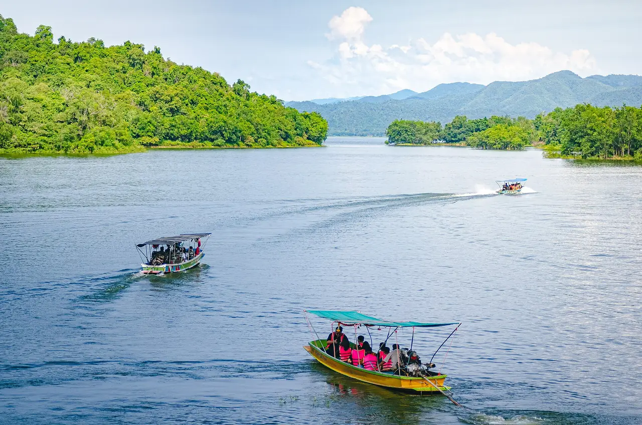 เรือท่องเที่ยวบนอ่างเก็บน้ำเขื่อนแก่งกระจาน ภาพถ่ายจาก Wikimedia Commons (Kittiphop Ueangphunsawat, CC BY-SA 4.0) ภาพประกอบ