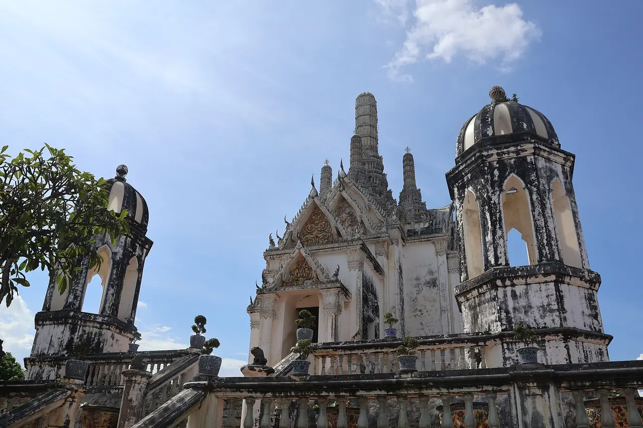 วัดบนเนินเขาข้างพระราชวังเขาวัง เพชรบุรี ภาพถ่ายจาก Wikimedia Commons (AramilFeraxa, CC BY-SA 4.0) ภาพประกอบ ไม่ระบุว่าเป็นวัดใด
