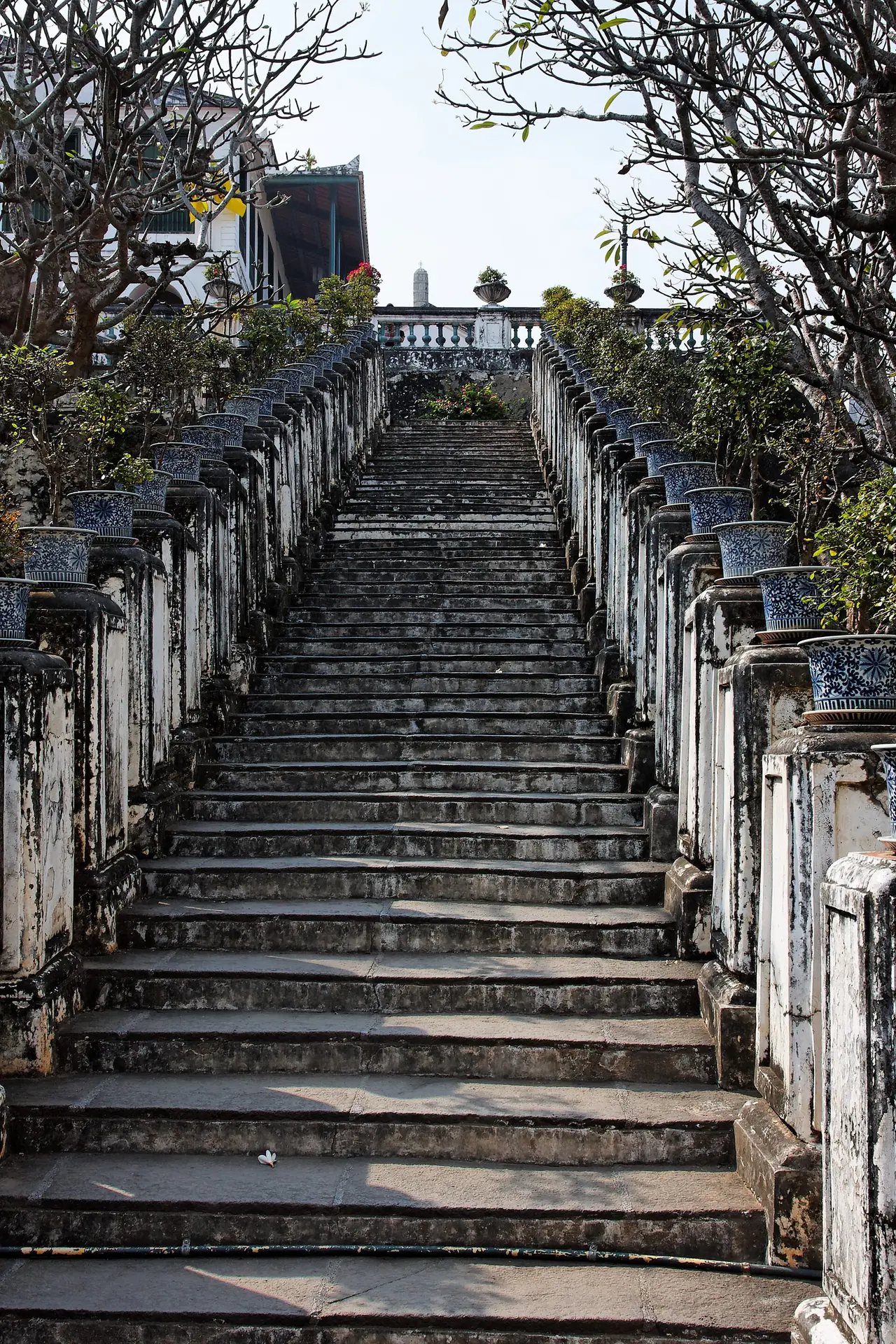 บันไดขึ้นเขาวัง เพชรบุรี ภาพถ่ายจาก Wikimedia Commons (Ddalbiez, CC BY 3.0) ภาพประกอบ