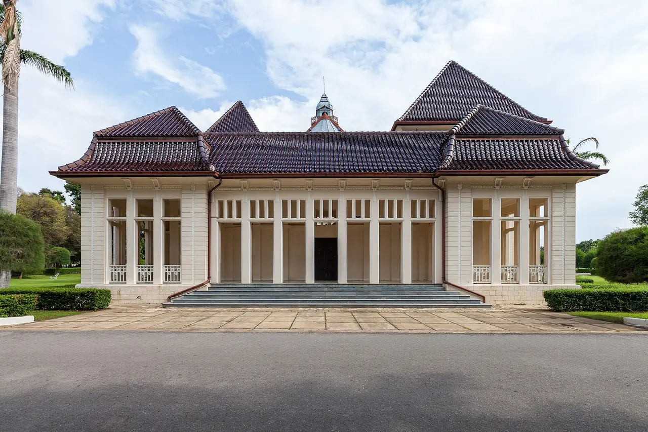 พระรามราชนิเวศน์ (วังบ้านปืน) เพชรบุรี ภาพถ่ายจาก Wikimedia Commons (Supanut Arunoprayote, CC BY 4.0)