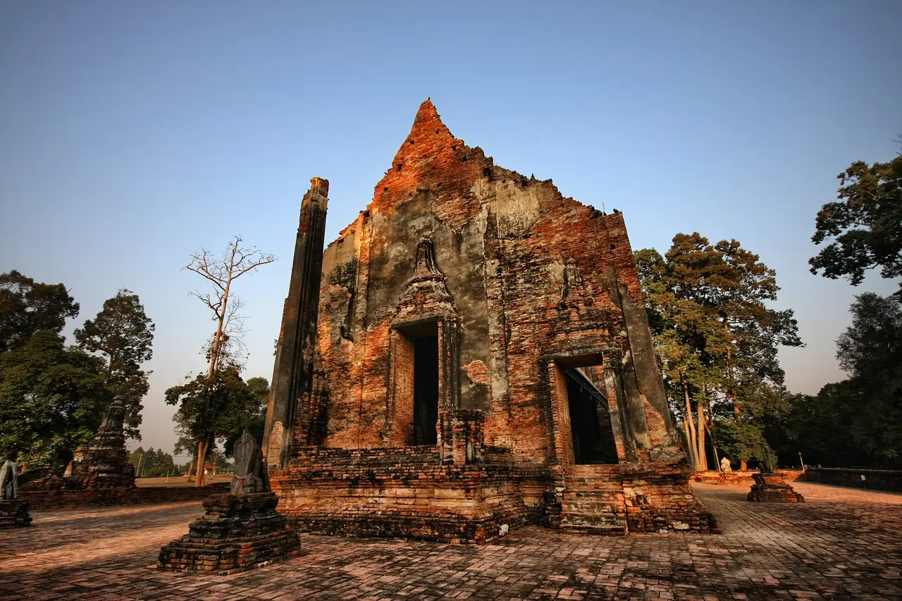 โบราณสถานอิฐที่วัดโพธิ์ประทับช้าง ภาพของ Kittipong khunnen จาก Wikimedia Commons ใบอนุญาต CC BY-SA 3.0 ชื่อไฟล์ระบุชื่อวัด ไม่ระบุปีที่ถ่าย