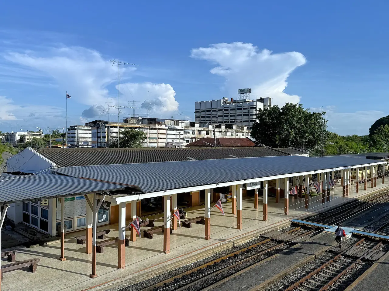 อาคารสถานีรถไฟตะพานหิน ภาพของ Tealsp จาก Wikimedia Commons ใบอนุญาต CC BY-SA 4.0 คำบรรยายบน Commons ว่า Taphan Hin Station Building