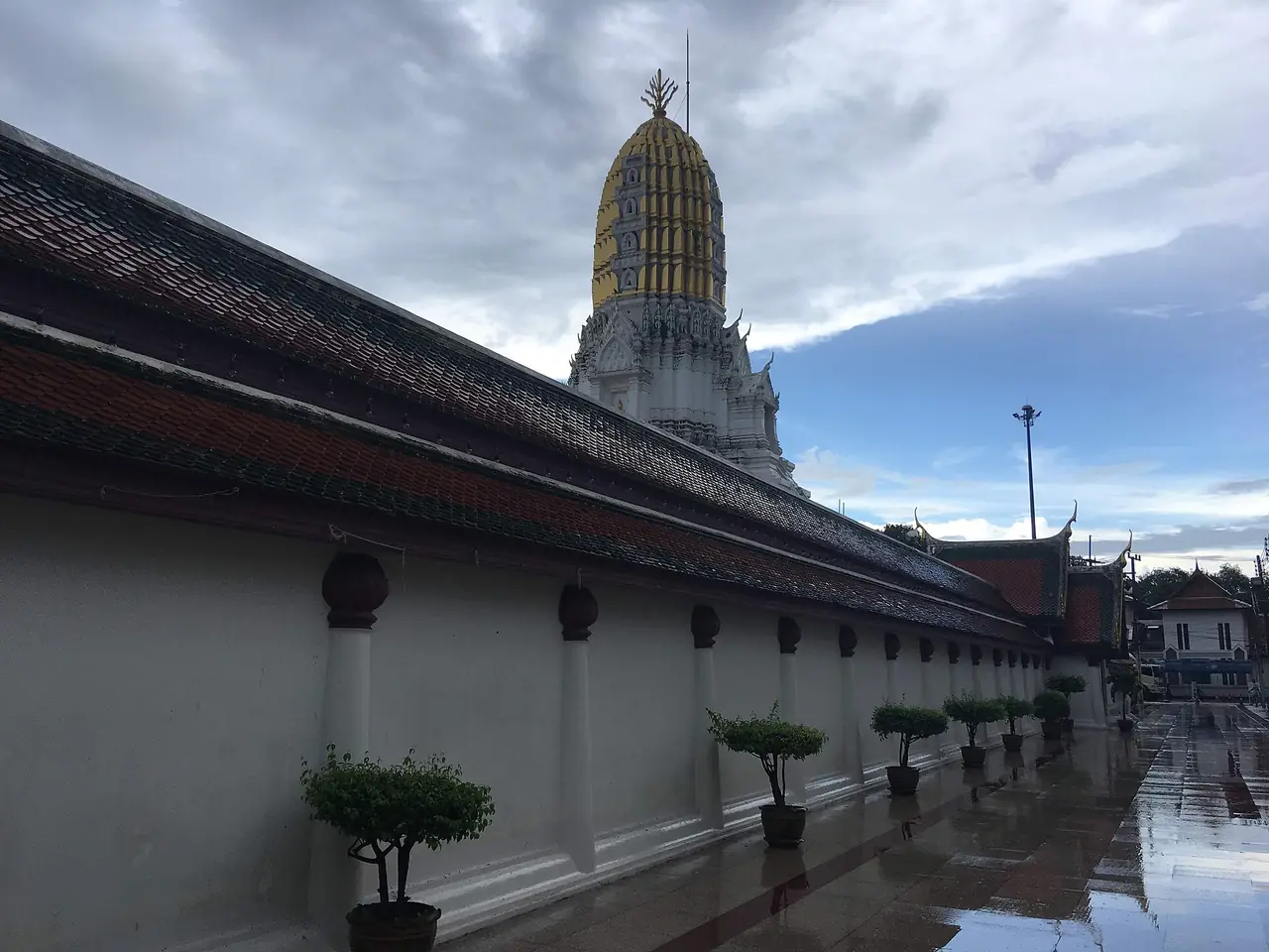 ภาพพิษณุโลก: เมืองพระพุทธชินราชแห่งภาคเหนือตอนล่าง มีแม่น้ำที่ยังเหลือแพบ้าน และอุทยานแห่งชาติสองแห่งที่ไปกลับได้ในวันเดียว