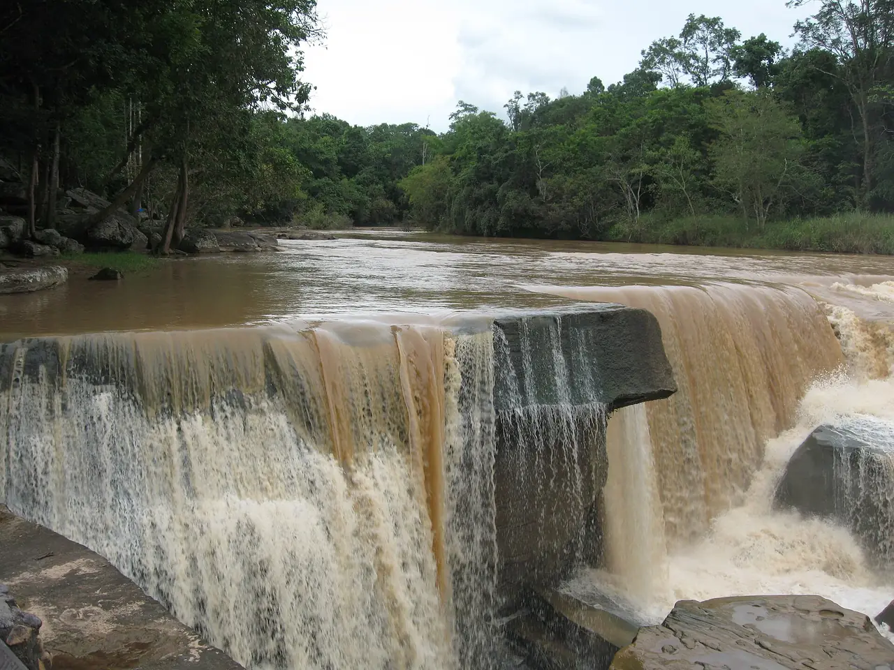น้ำตกแก่งโสภาบนแม่น้ำวังทองในอุทยานทุ่งแสลงหลวง
