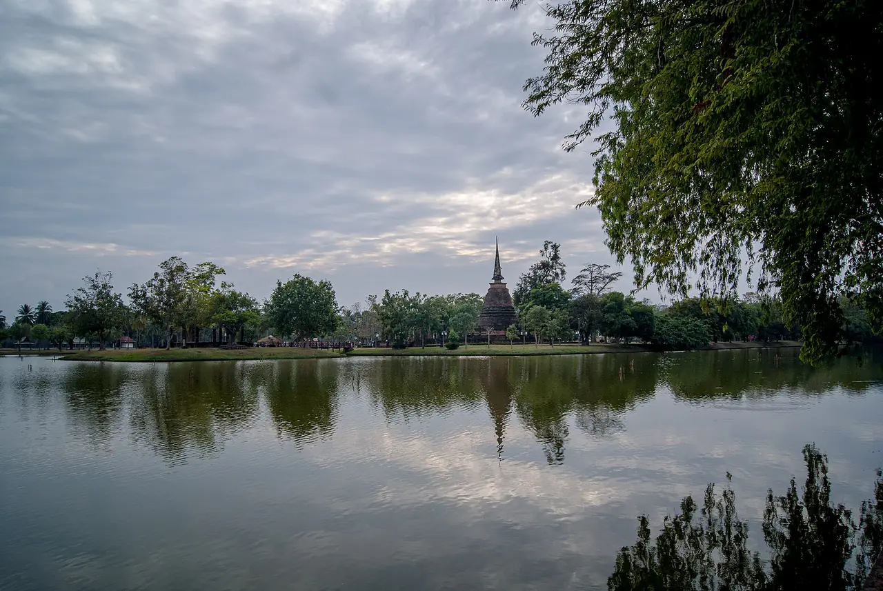 เจดีย์บนเกาะกลางสระในอุทยานประวัติศาสตร์สุโขทัย ห่างพิษณุโลกไปทางตะวันตกราวหนึ่งชั่วโมง