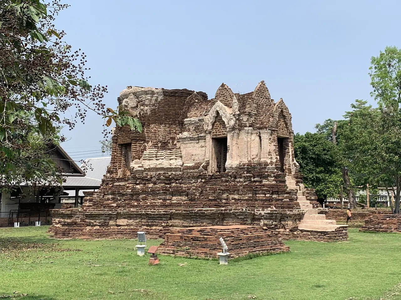 ซากปรางค์ที่วัดจุฬามณี พิษณุโลก ภาพถ่ายเดือนมีนาคม 2565 ของ Chainwit. จาก Wikimedia Commons