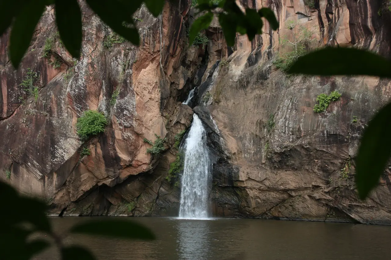 ลำธารและโขดหินใต้ร่มเงาไม้ที่ชาติตระการ ภาพของ Peerachai Patongkum จาก Wikimedia Commons ไม่ได้ระบุว่าเป็นชั้นไหน