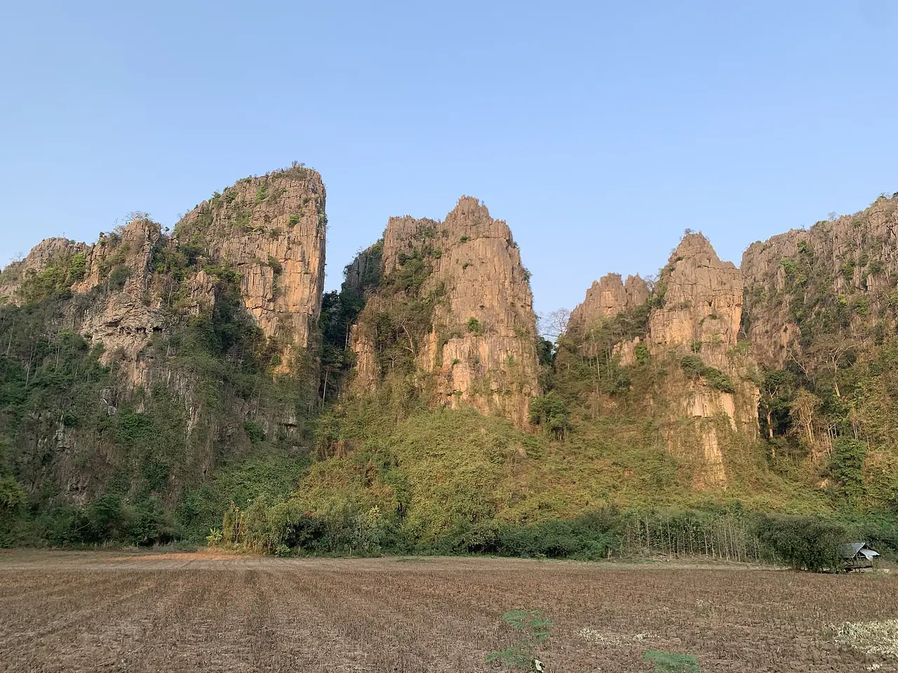 เขาสามกษัตริย์ บ้านมุง เนินมะปราง ภาพของ Chainwit. จาก Wikimedia Commons ไม่ได้ระบุว่าเป็นช่วงที่เปิดให้ปีน