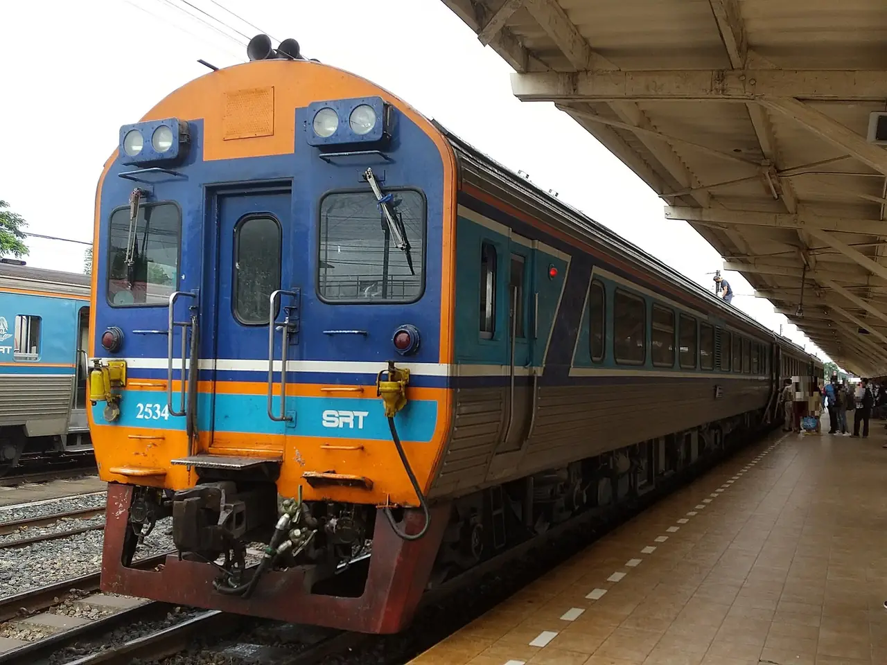 รถไฟดีเซลรางที่จอดที่สถานีรถไฟพิษณุโลก ภาพของ Suikotei จาก Wikimedia Commons ถ่ายเมื่อ 12 สิงหาคม 2565 ตามชื่อไฟล์