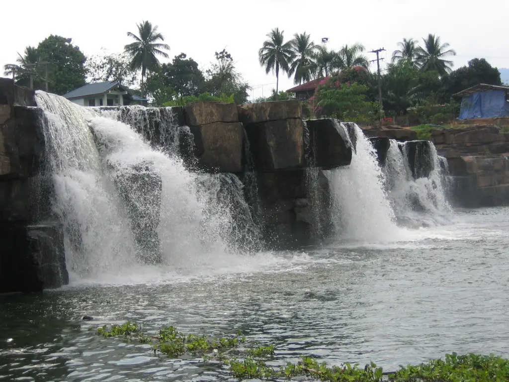 น้ำตกปอยบนแม่น้ำเข็ก ภาพจาก Wikimedia Commons ไม่ระบุผู้ถ่าย ผู้อัปโหลดเดิมคือ Spreesprotte ตามคำบรรยายบน Commons ไม่ใช่ภาพจากฤดูที่เปิดชม