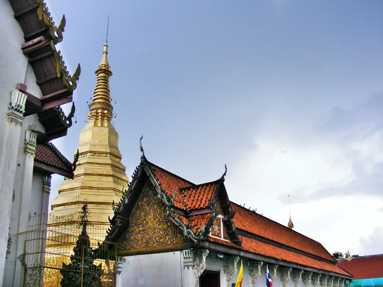 ภาพแพร่: เมืองเหนือเงียบสงบ มีคฤหาสน์ไม้สัก วัดบนเนิน และผ้าหม้อห้อม นอกเส้นทางเชียงใหม่ที่คนไปกันบ่อย
