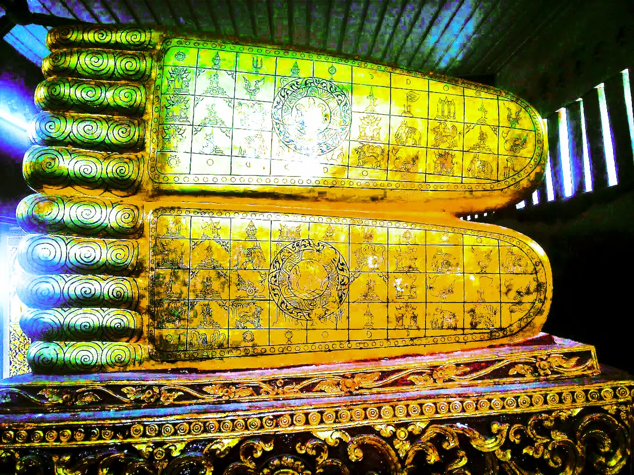 ฝ่าพระบาทปิดทองของพระพุทธไสยาสน์ที่วัดพระนอน เมืองแพร่