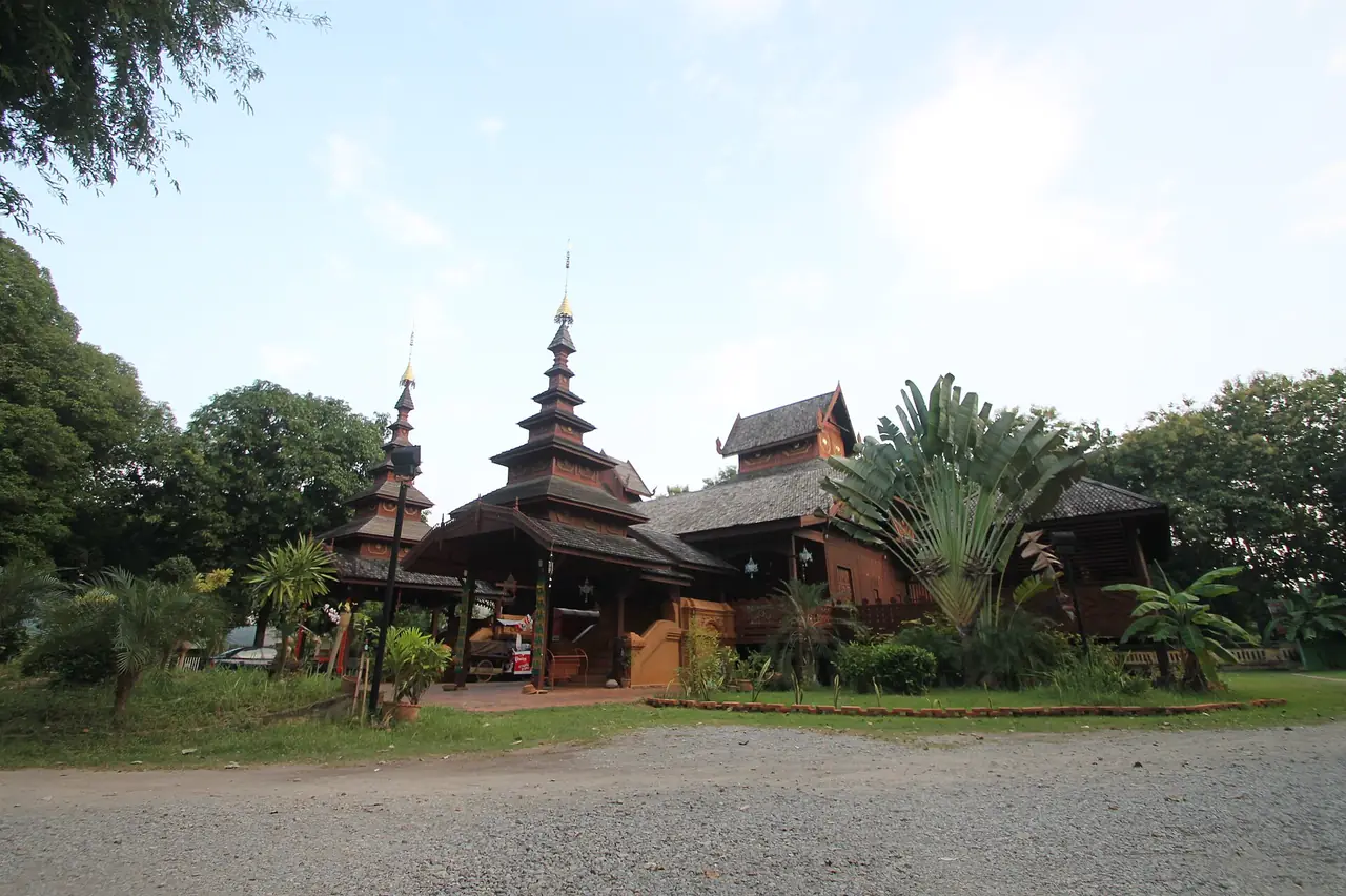 อาคารไม้สักทรงพม่าในบริเวณวัดจอมสวรรค์ ภาพของ jirat rattanawong จาก Wikimedia Commons ใบอนุญาต CC BY-SA 3.0