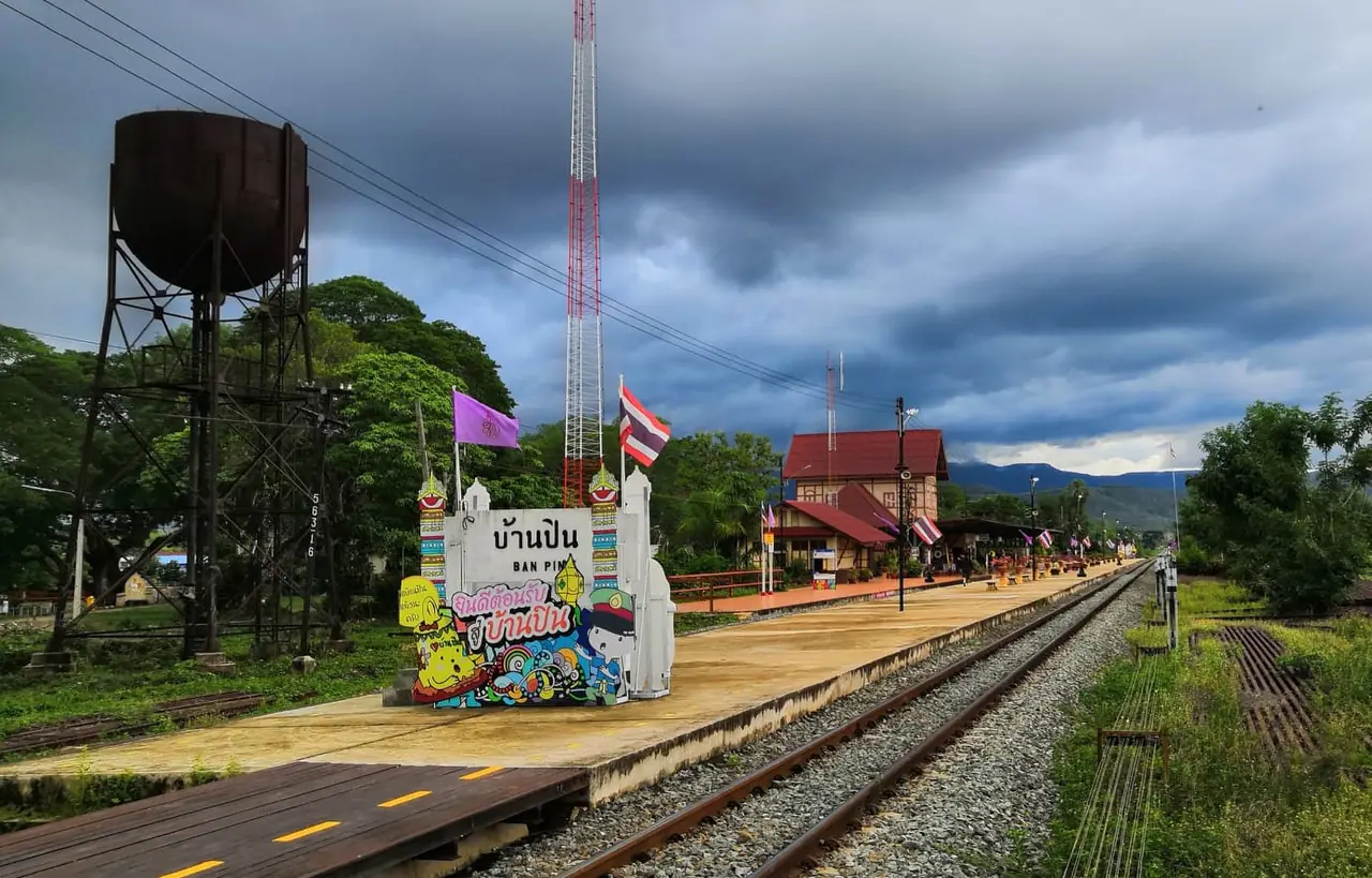 ป้ายสถานี หอเติมน้ำ และอาคารสถานีรถไฟบ้านปิน ภาพของ Paweeraphat Thasee จาก Wikimedia Commons ใบอนุญาต CC BY-SA 4.0 ภาพปี 2563 ตามชื่อไฟล์