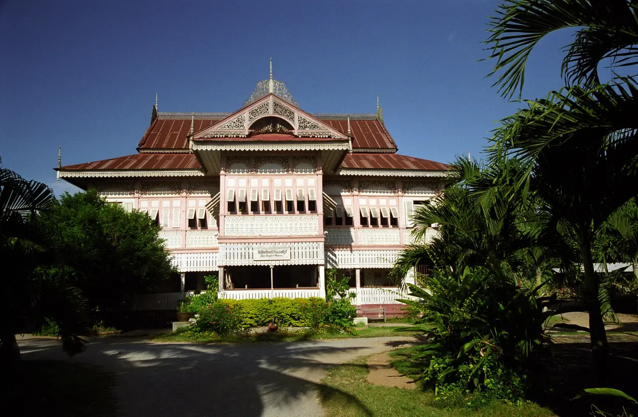 ภาพแพร่: เมืองเหนือเงียบสงบ มีคฤหาสน์ไม้สัก วัดบนเนิน และผ้าหม้อห้อม นอกเส้นทางเชียงใหม่ที่คนไปกันบ่อย