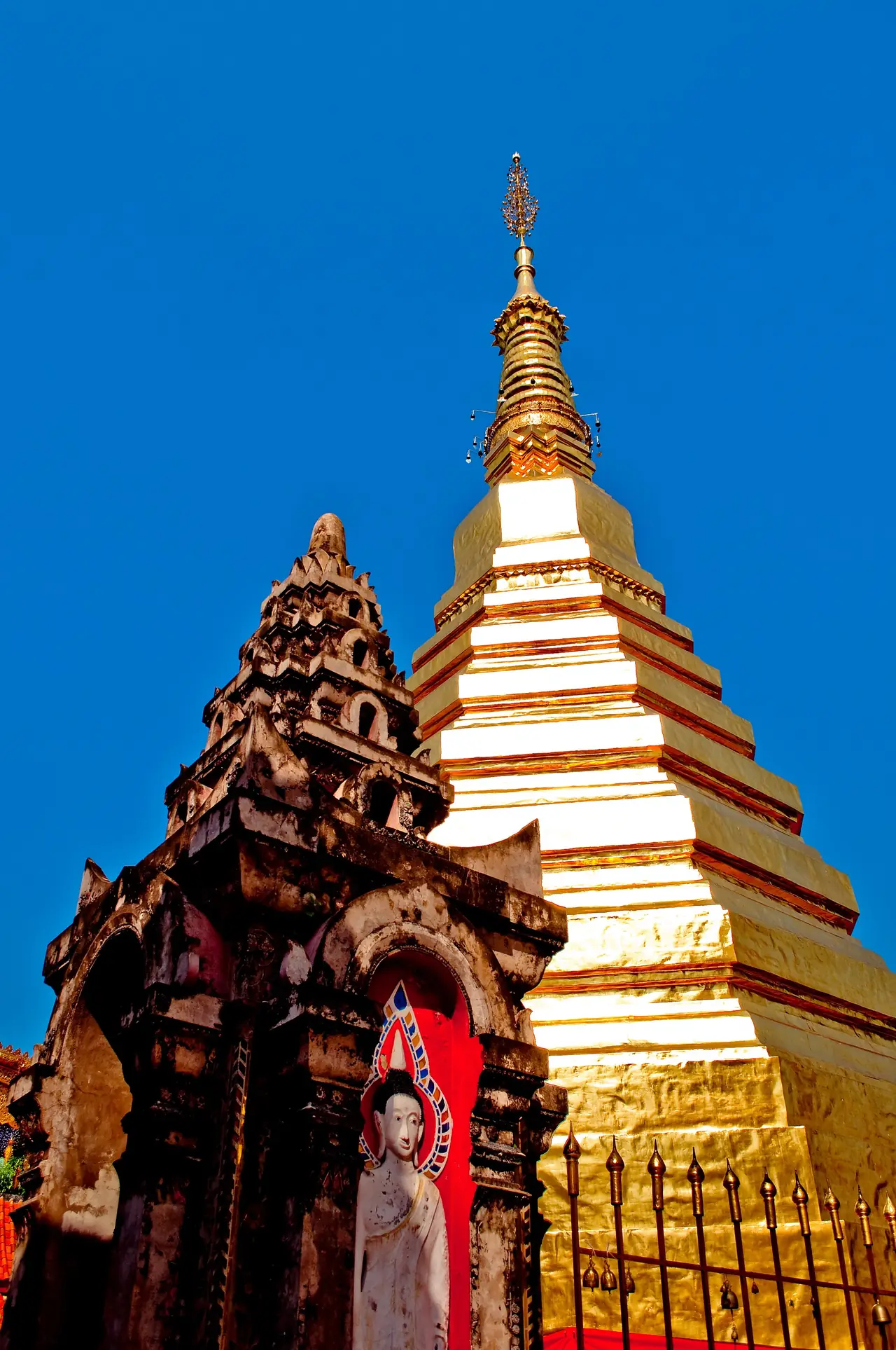 เจดีย์ทองและซุ้มประตูแบบล้านนาที่วัดพระธาตุช่อแฮ ภาพของ Arts of Chet จาก Wikimedia Commons ใบอนุญาต CC BY-SA 4.0