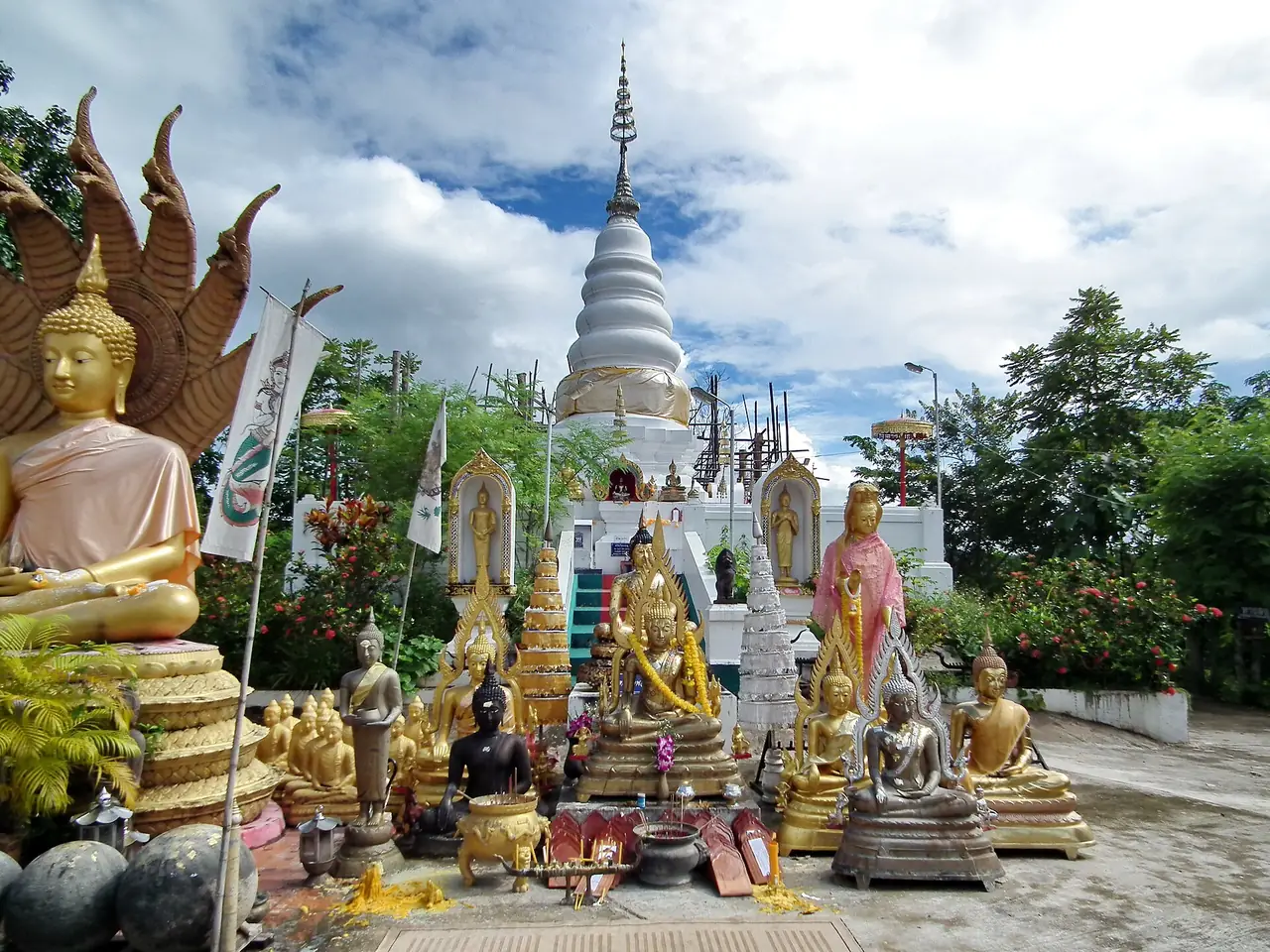 องค์พระและเจดีย์สีขาวที่พระธาตุดอยเล็ง ภาพของ Thammanoon chamnansin จาก Wikimedia Commons ใบอนุญาต CC BY-SA 3.0