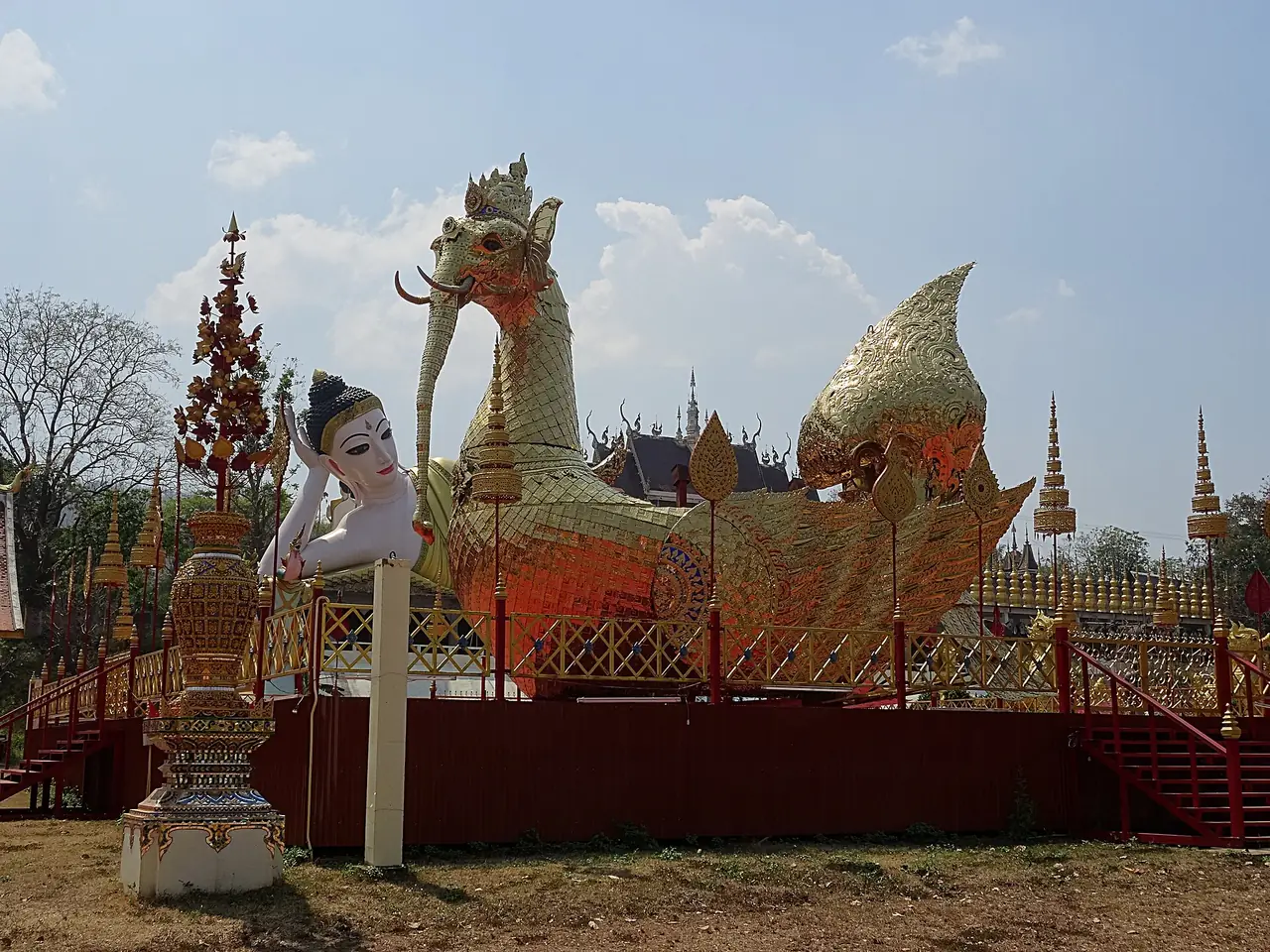 ประติมากรรมรูปหงส์สีทองในบริเวณวัดพระธาตุสุโทนมงคลคีรี ภาพของ ErwinMeier จาก Wikimedia Commons ใบอนุญาต CC BY-SA 4.0