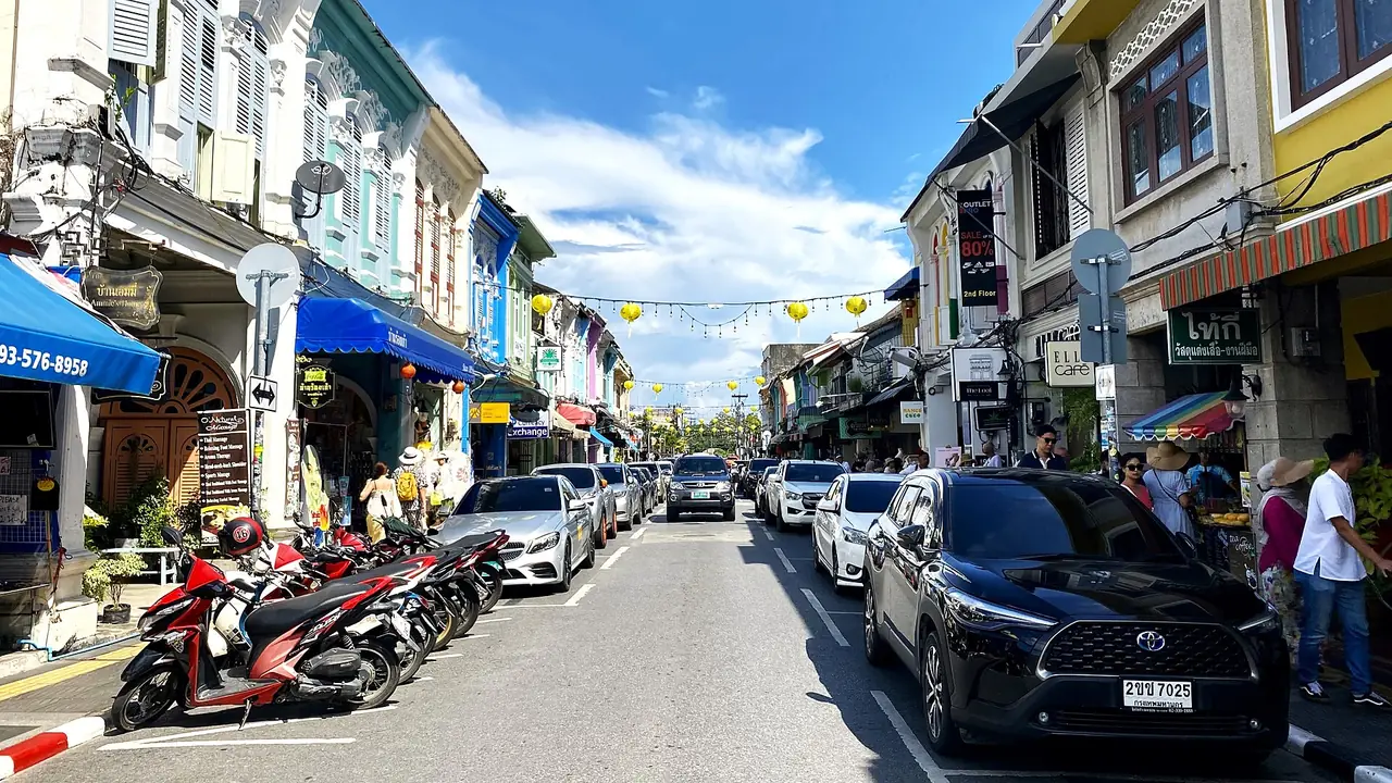 ถนนถลางมองไปทางแยกถนนภูเก็ต ผ่านห้องแถวสีสัน
