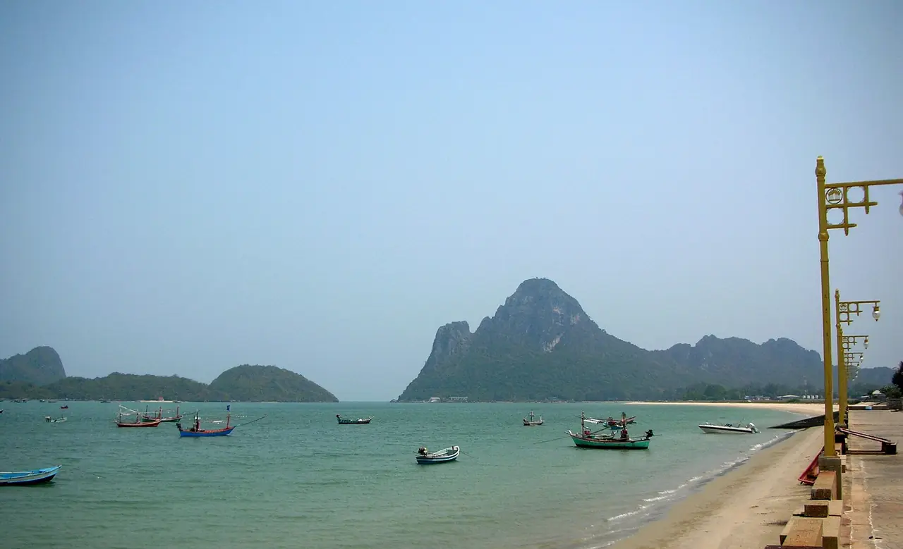 อ่าวประจวบคีรีขันธ์ มองจากฝั่งใต้ของอ่าว ภาพของ Xufanc จาก Wikimedia Commons ใบอนุญาต CC BY-SA 4.0 ภาพประกอบ ไม่ใช่ภาพของจุดที่กล่าวถึงทุกจุดในหน้านี้