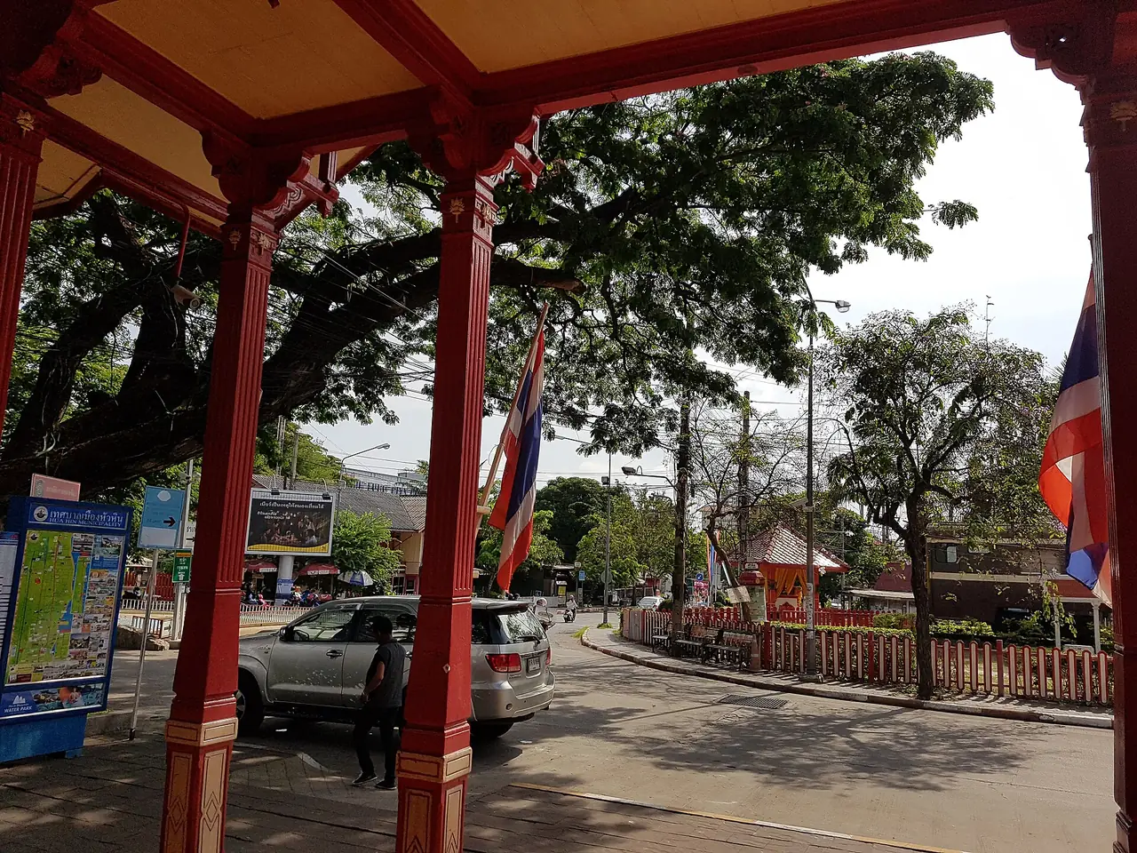 สถานีรถไฟหัวหิน ซึ่งอยู่บนสายใต้เดียวกับสถานีประจวบฯ ภาพของ Iudexvivorum จาก Wikimedia Commons ใบอนุญาต CC0 ภาพประกอบ ไม่ได้บอกตารางรถ
