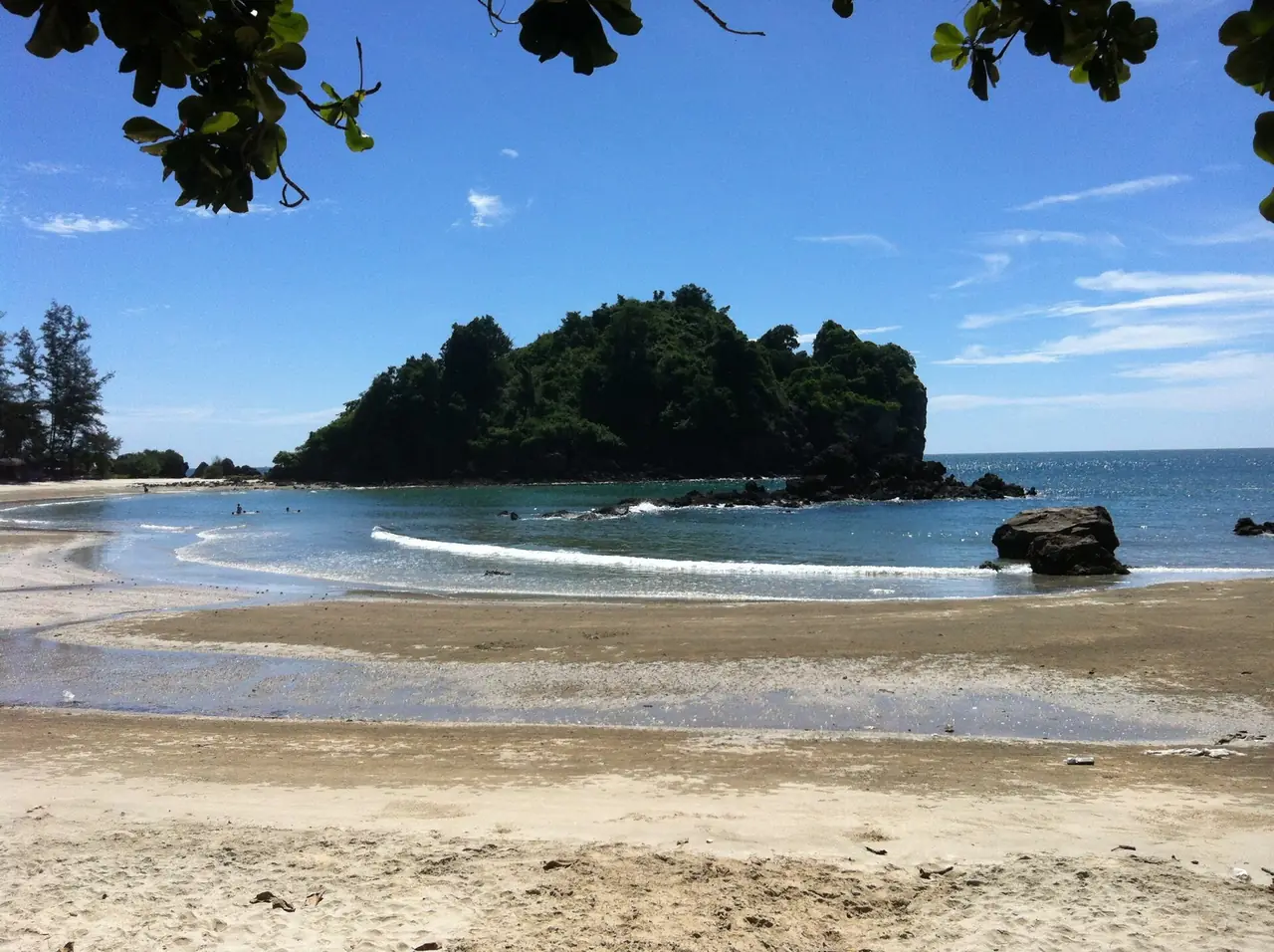ชายหาดอ่าวแม่รำพึง อำเภอบางสะพาน ภาพของ Mozhar จาก Wikimedia Commons ใบอนุญาต CC BY-SA 3.0 ภาพประกอบ ไม่ใช่หาดเดียวกับหน้าอื่น