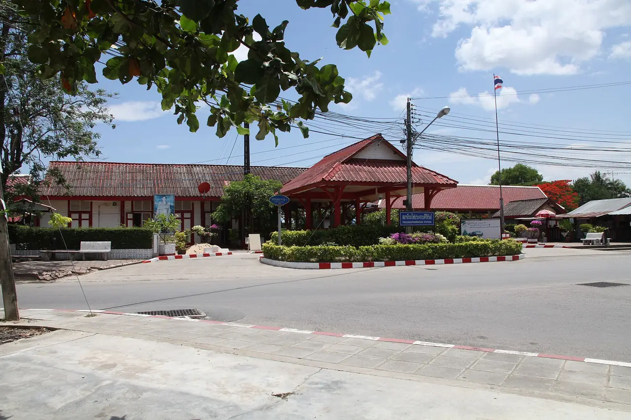 สถานีรถไฟประจวบคีรีขันธ์ ภาพของ シャムネコ จาก Wikimedia Commons ใบอนุญาต CC BY-SA 3.0 ภาพประกอบสถานี