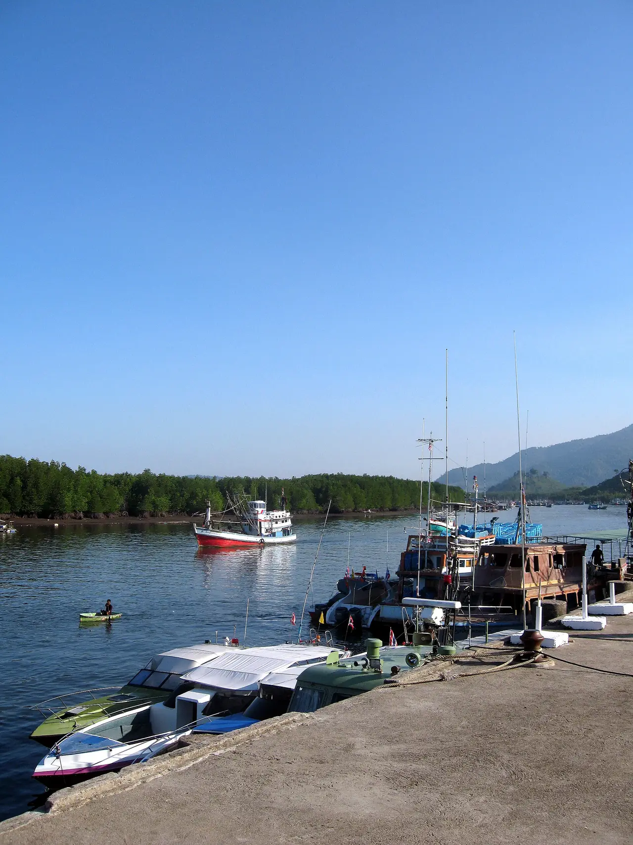 ท่าเรือคุระบุรีที่ชื่อไฟล์ระบุว่าเป็นท่าไปเกาะสุรินทร์ ภาพของ ::::=UT=:::: จาก Wikimedia Commons ใช้สัญญา CC BY-SA 3.0 ไม่ได้ระบุวันที่ถ่าย เป็นภาพประกอบ ท่าและเรือในวันนี้อาจต่างไป