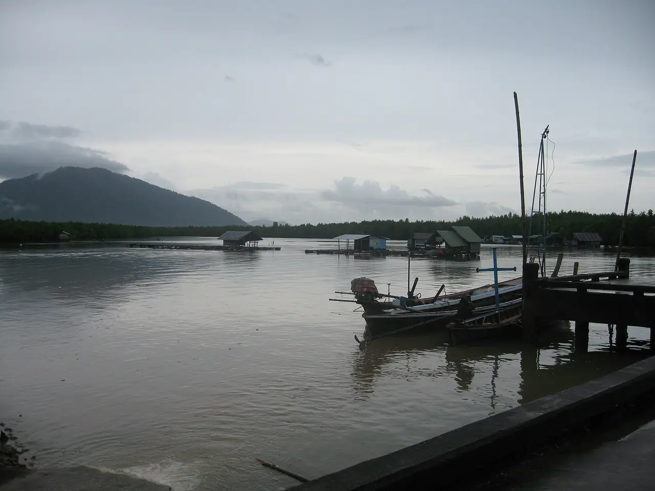 ท่าเรือประมงใกล้ท่าเรือไปเกาะสุรินทร์ที่คุระบุรี ภาพของ ::::=UT=:::: จาก Wikimedia Commons ใช้สัญญา CC BY-SA 3.0 ไม่ได้ระบุวันที่ถ่าย ภาพเป็นวันฟ้าครึ้ม ใช้เป็นภาพประกอบทั่วไป