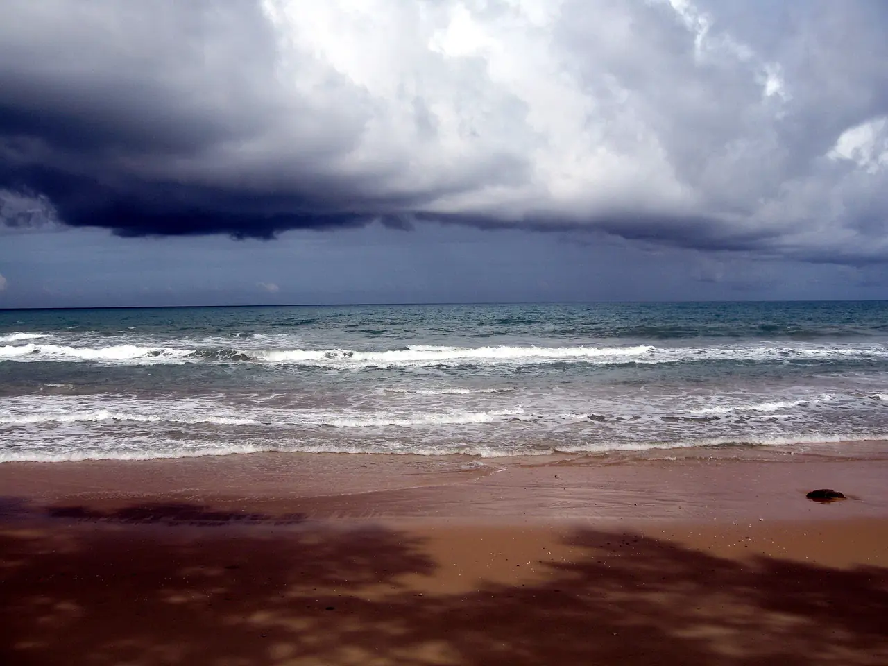 ท้ายเหมืองในวันฟ้ามืด ภาพของ ::::=UT=:::: จาก Wikimedia Commons ระบุเพียงชื่อชายหาด ไม่ได้ระบุวันที่ถ่ายและไม่ใช่ภาพวันงานปล่อยเต่า ใช้เป็นภาพประกอบทั่วไป
