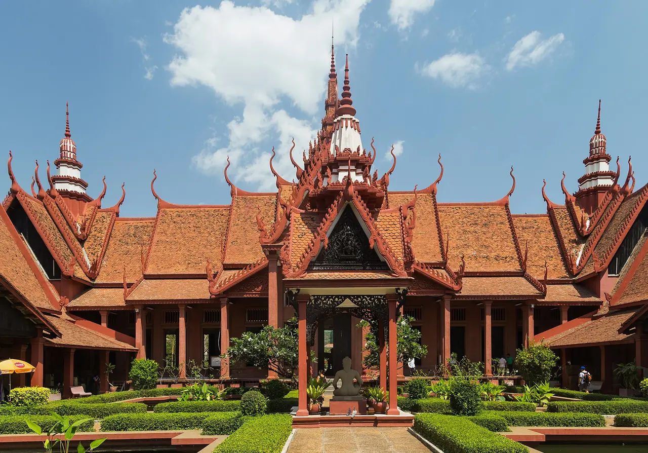 ภาพประกอบ กัมพูชา: พิพิธภัณฑ์แห่งชาติ วัดพนม ริมแม่น้ำพนมเปญ เวลาเปิด 2569