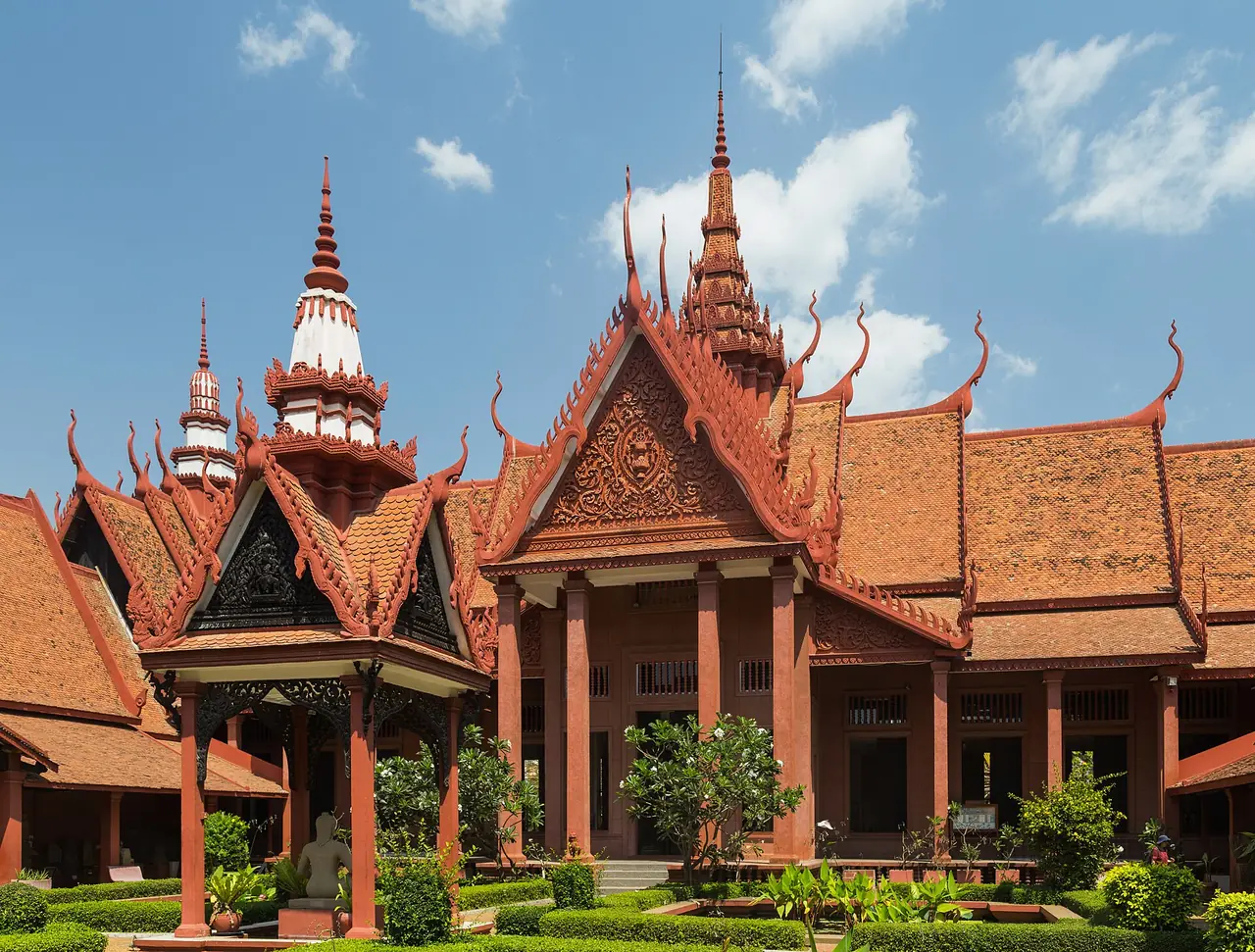 ลานและอาคารจัดแสดงของพิพิธภัณฑ์แห่งชาติกัมพูชา ถ่ายด้านนอก เพราะห้ามถ่ายในห้องแสดง