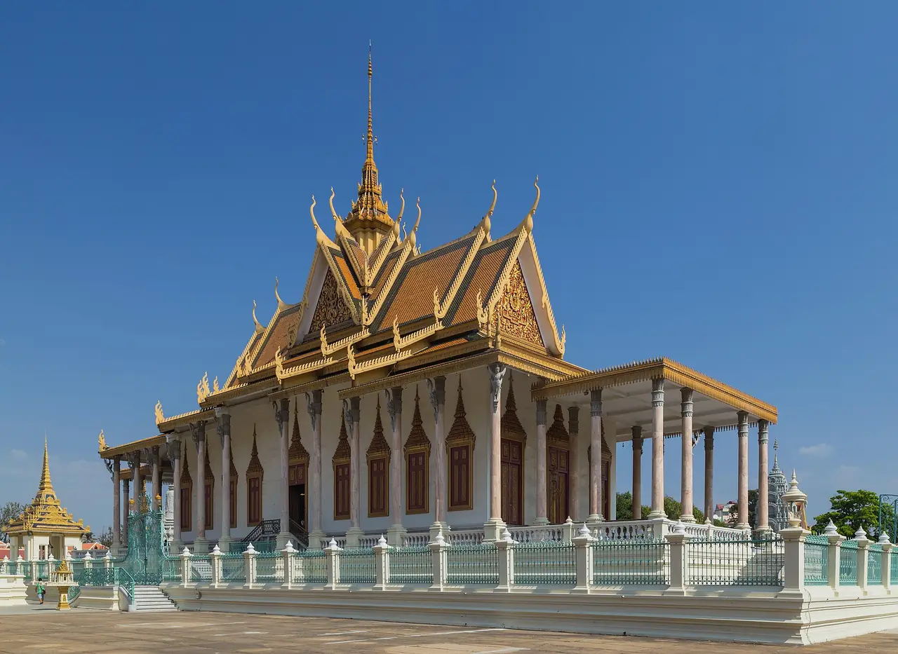 ด้านนอกเจดีย์เงินในพระราชวังพนมเปญ ถ่ายโดยช่างภาพที่ระบุเครดิตท้ายหน้า ไม่ใช่ภายในซึ่งห้ามถ่าย