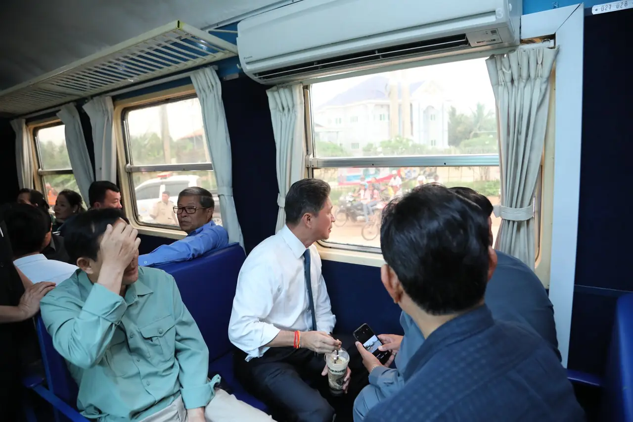 ภายในตู้รถไฟปรับอากาศของ Royal Railway ตามคำบรรยายภาพต้นฉบับ ยังไม่ยืนยันว่าตรงกับตู้ที่ใช้ปัจจุบัน