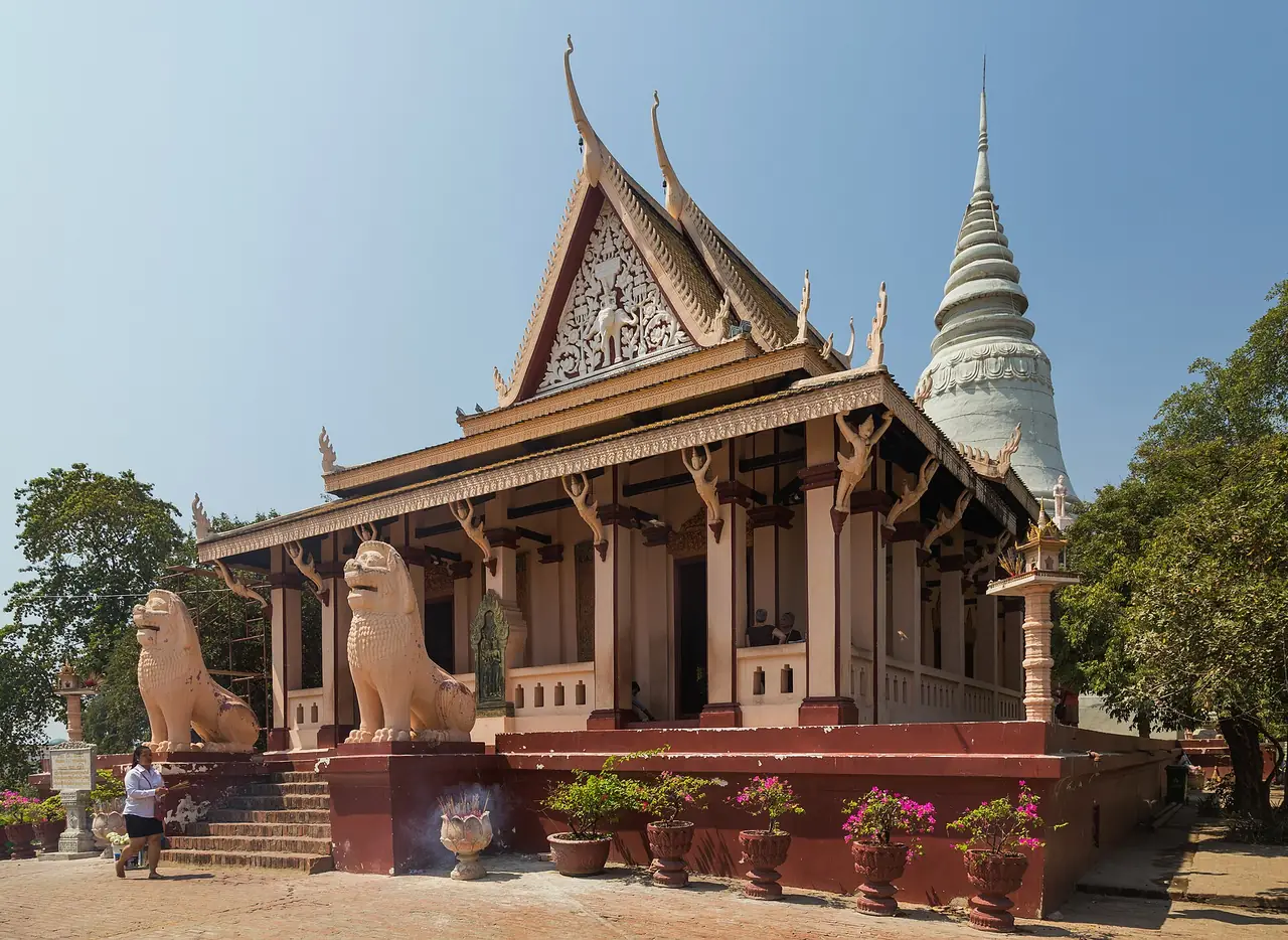 อุโบสถวัดพนมในพนมเปญ ตามคำบรรยายภาพต้นฉบับคือ วิหารหลัก