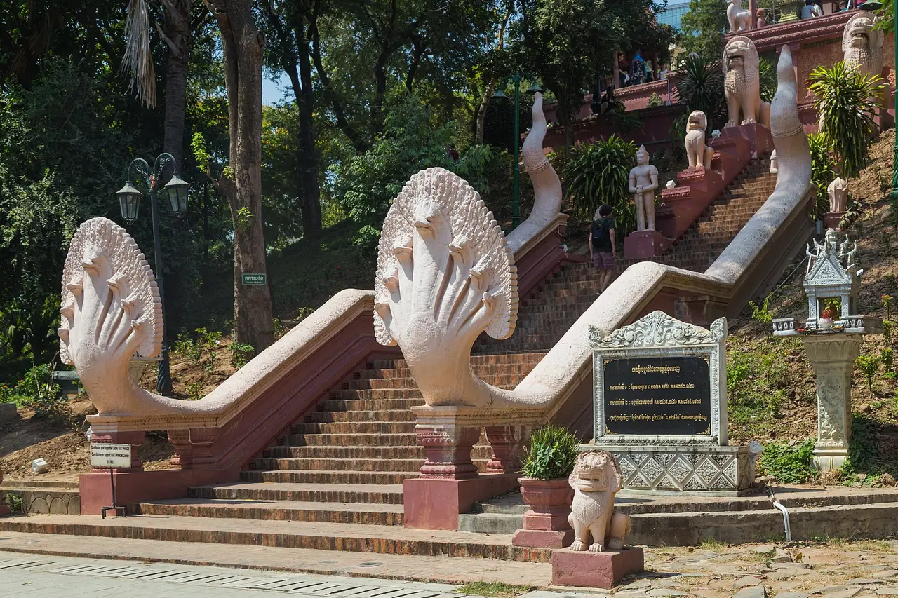 วัดพนมในพนมเปญ จุดที่ Wikivoyage เตือนว่ามีลิงแย่งเครื่องดื่ม