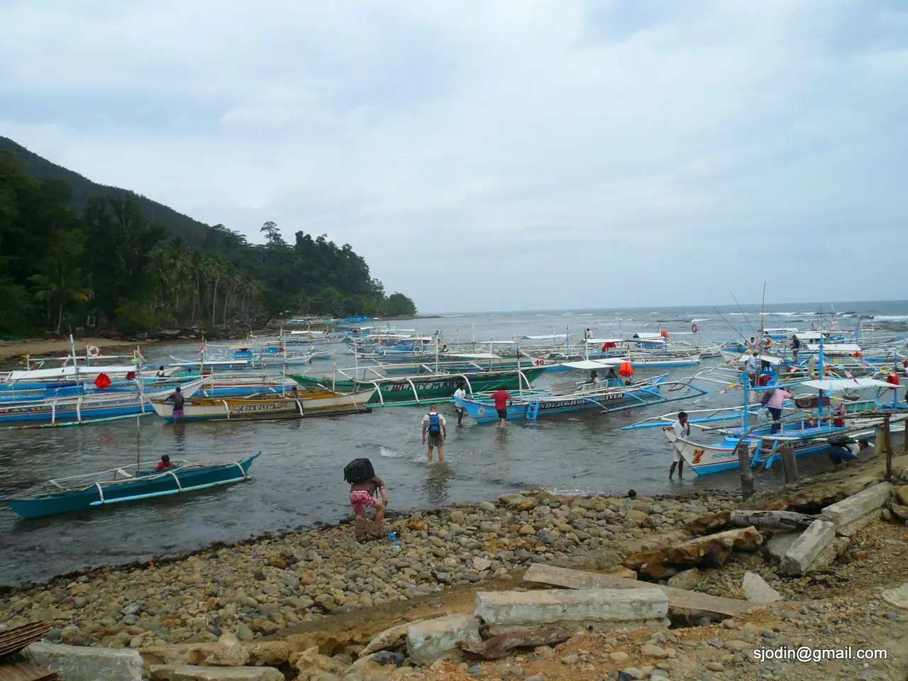 ท่าเรือที่ซาบังซึ่งเป็นจุดขึ้นเรือไปปากถ้ำ (ภาพบรรยากาศจากหลายปีก่อน อาคารและขั้นตอนอาจเปลี่ยนแล้ว)