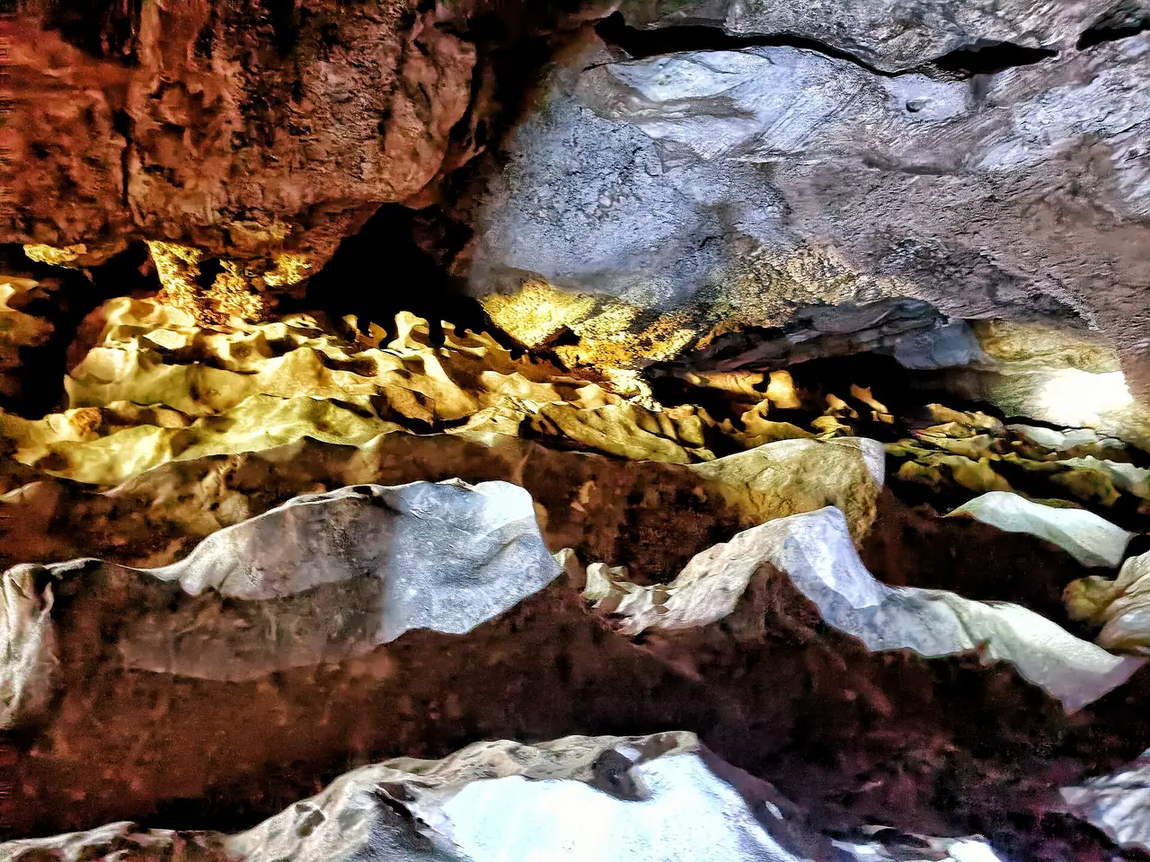 หินอูกง (Ugong Rock) ที่ตำบลตากาบิเนต ระหว่างเมืองกับซาบัง (ภาพบรรยากาศ)