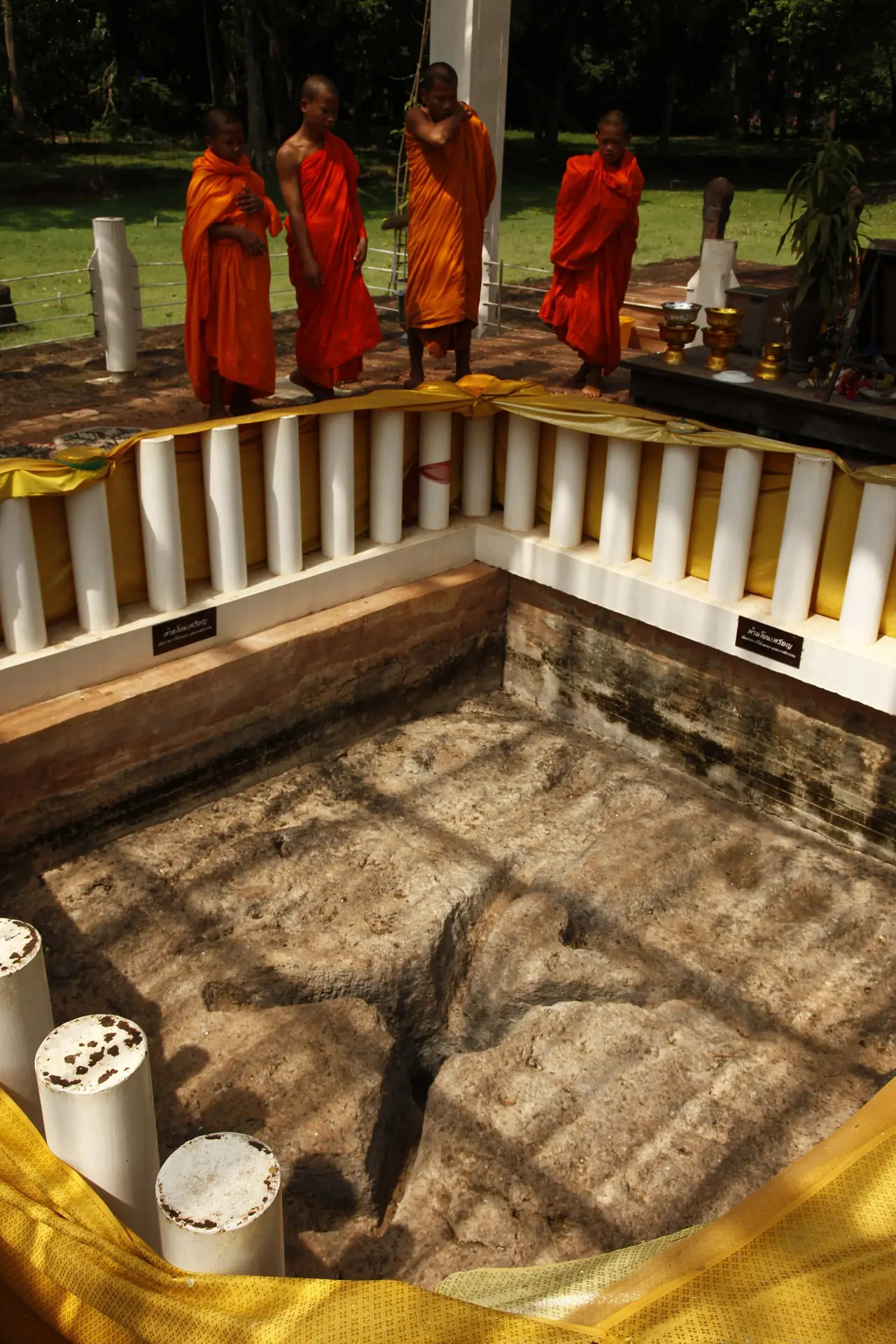 รอยพระพุทธบาทคู่ ที่กลุ่มโบราณสถานสระมรกต