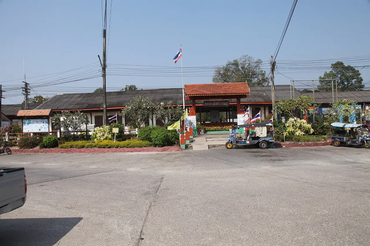 สถานีรถไฟปราจีนบุรี ตามชื่อไฟล์ใน Commons ภาพของ シャムネコ จาก Wikimedia Commons ใบอนุญาต CC BY-SA 3.0