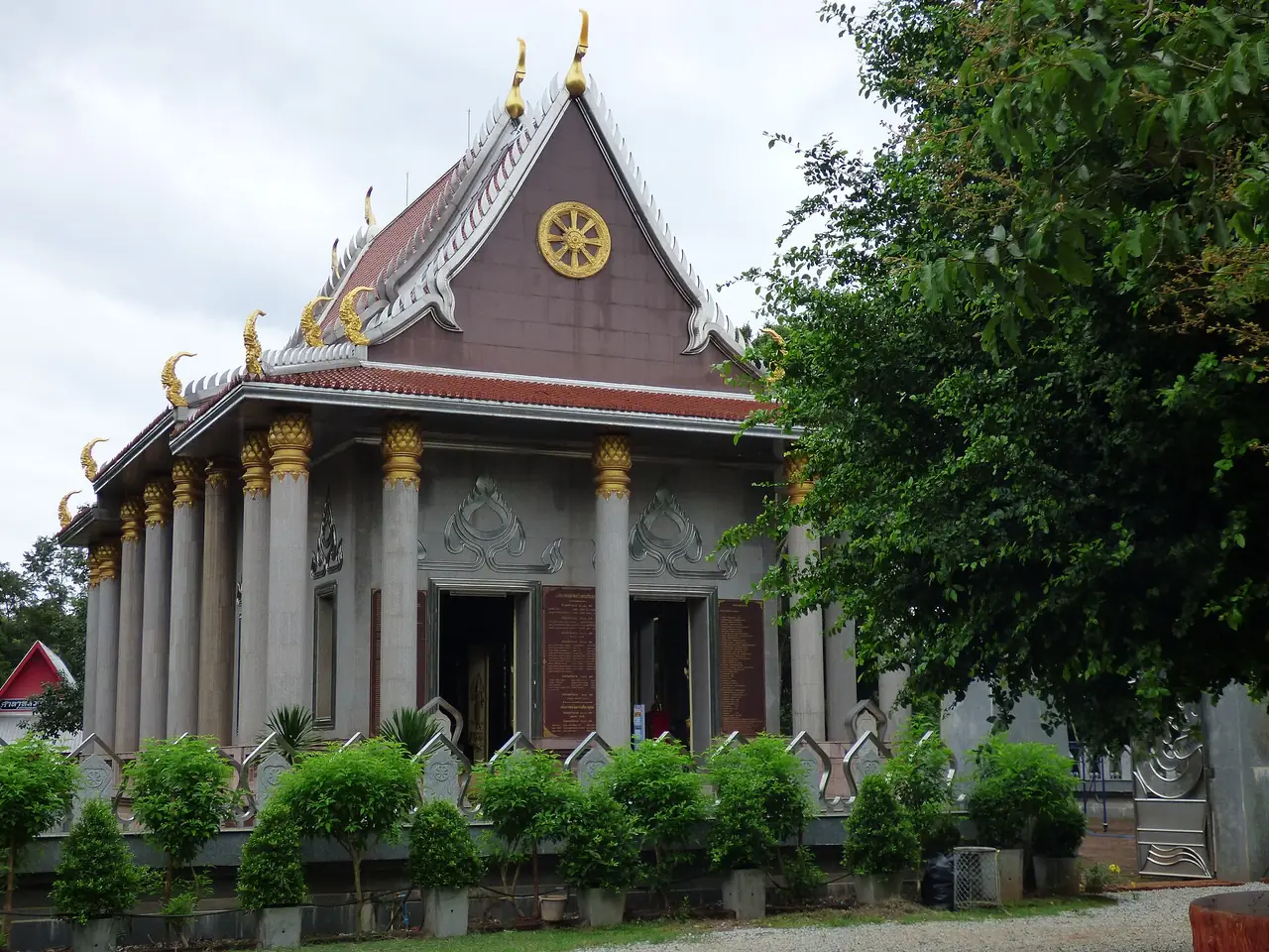 อุโบสถวัดสระมรกต ภาพของ Paakpoomnoywat จาก Wikimedia Commons ใบอนุญาต CC BY-SA 4.0