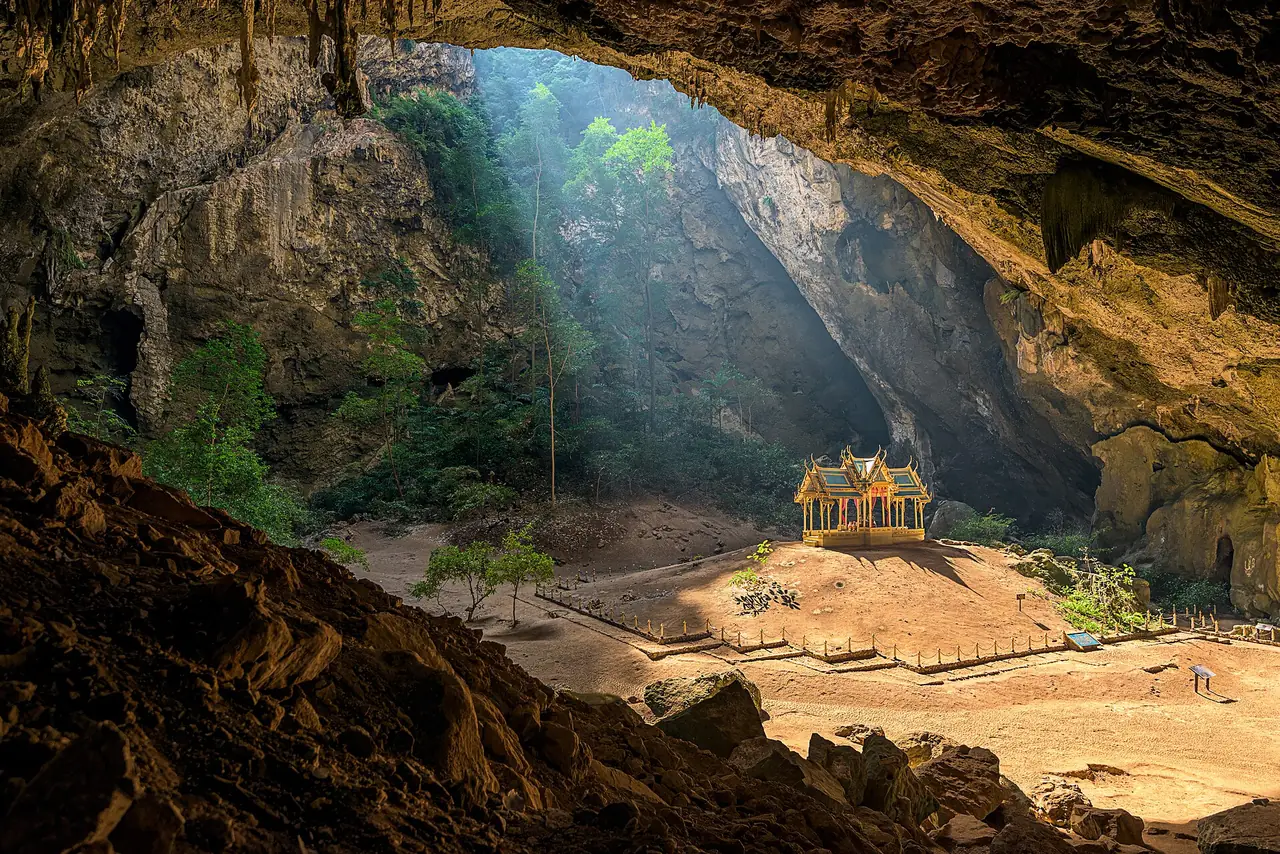 พระที่นั่งคูหาคฤหาสน์ใต้ช่องแสงของถ้ำพระยานคร