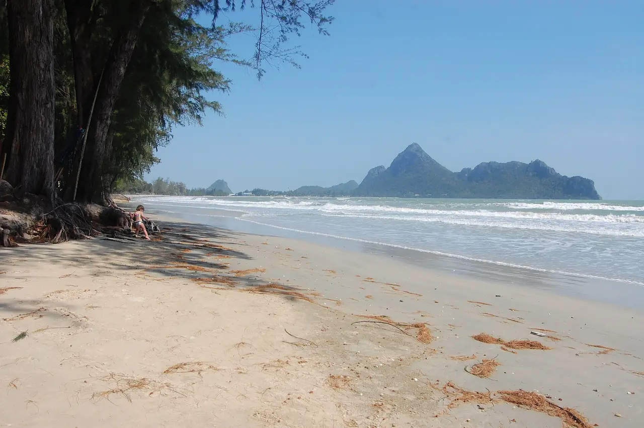 หาดอ่าวมะนาว มีแหลมเขาอยู่ไกล ๆ