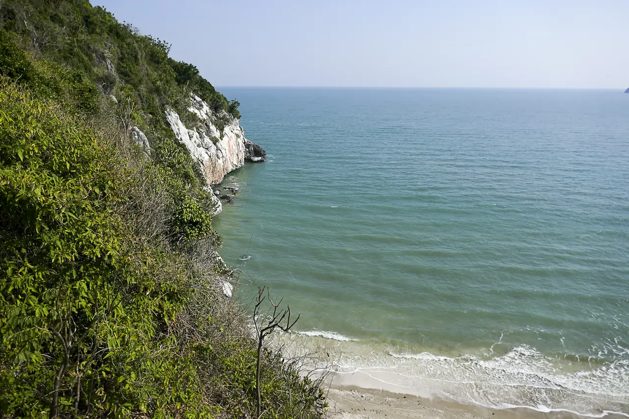 หาดแหลมศาลา หาดทรายในอุทยานที่เป็นจุดเริ่มปีนถ้ำพระยานคร ภาพของ mmmmngai จาก Wikimedia Commons