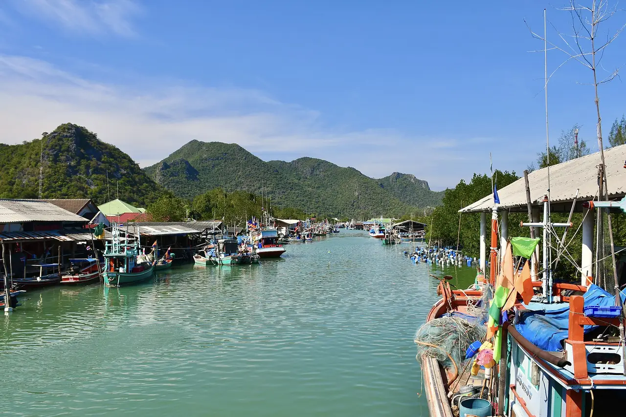ท่าเรือประมงหมู่บ้านบางปู จุดลงเรือไปหาดแหลมศาลา ภาพของ Jérémy Toma จาก Wikimedia Commons