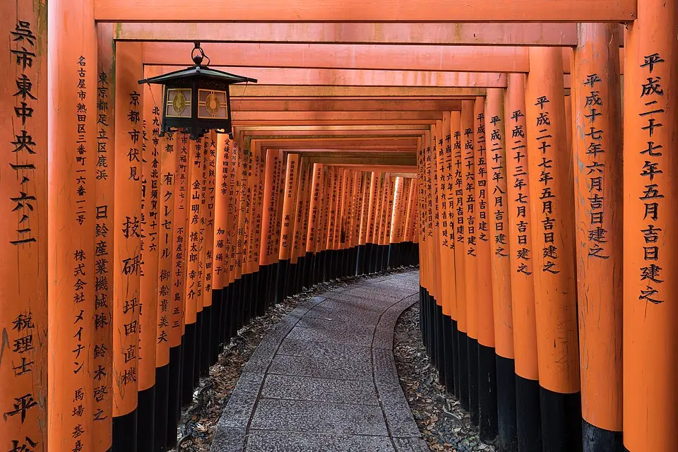 ทางเดินเสาโทริที่ฟูชิมิอินาริ เกียวโต (ภาพบรรยากาศ)