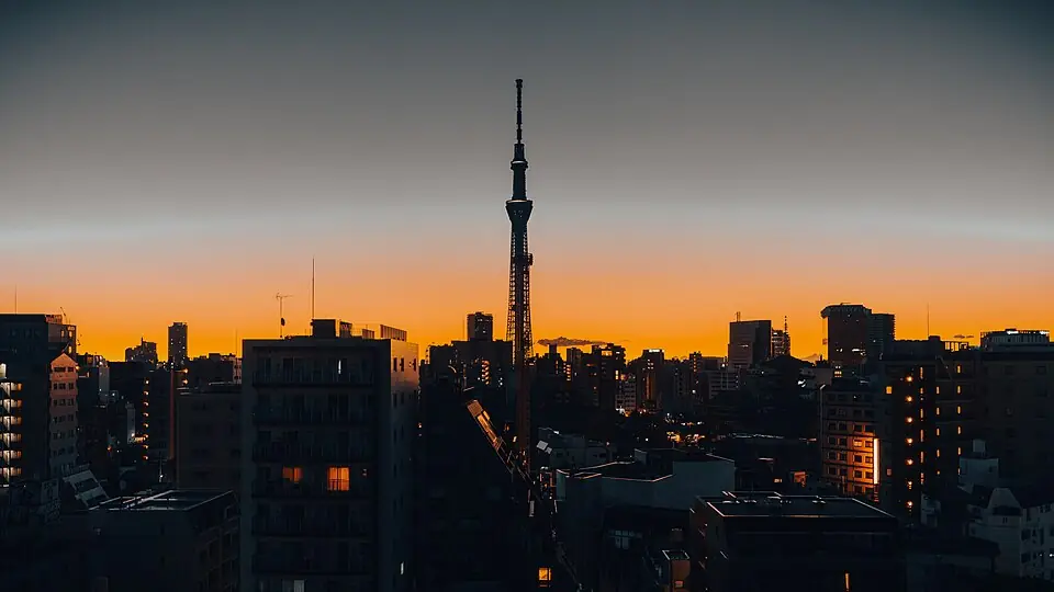 Tokyo Skytree ยามเย็น ย่านอาซากุสะ ภาพจากผู้ถ่ายบน Wikimedia Commons